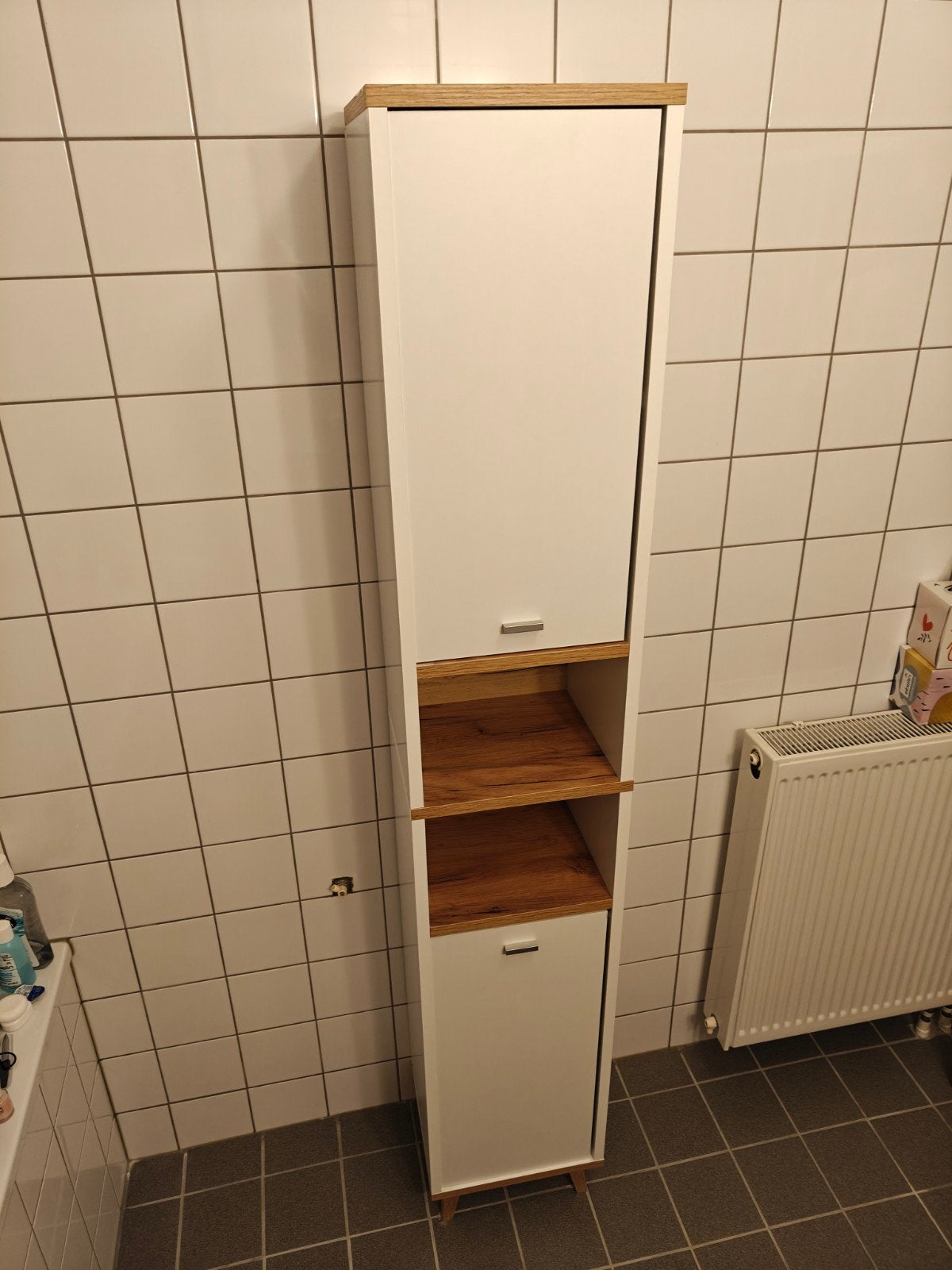 Hoge badkamerkast wit met houtlook accenten, Huis en Inrichting, Badkamer | Badkamermeubels, Ophalen, (Half)hoge kast, Minder dan 50 cm