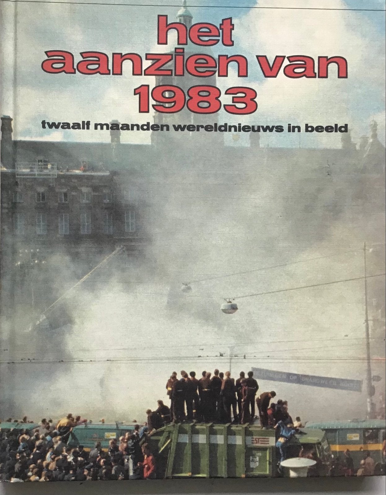 Het Aanzien van 1983: Twaalf maanden wereldnieuws in beeld, Ophalen of Verzenden, Gelezen, Overige typen