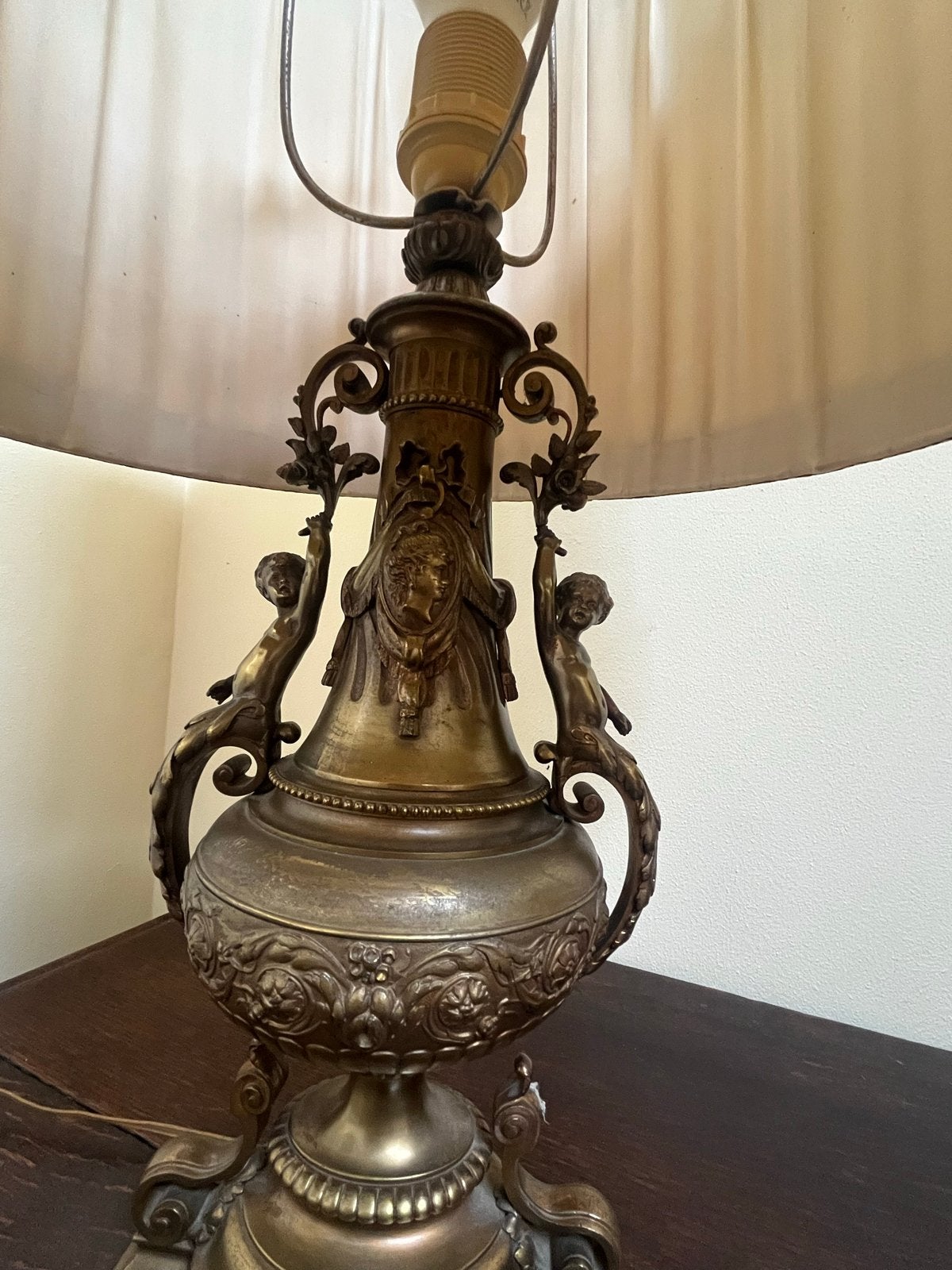 Antieke schemerlamp met klassieke details, Ophalen