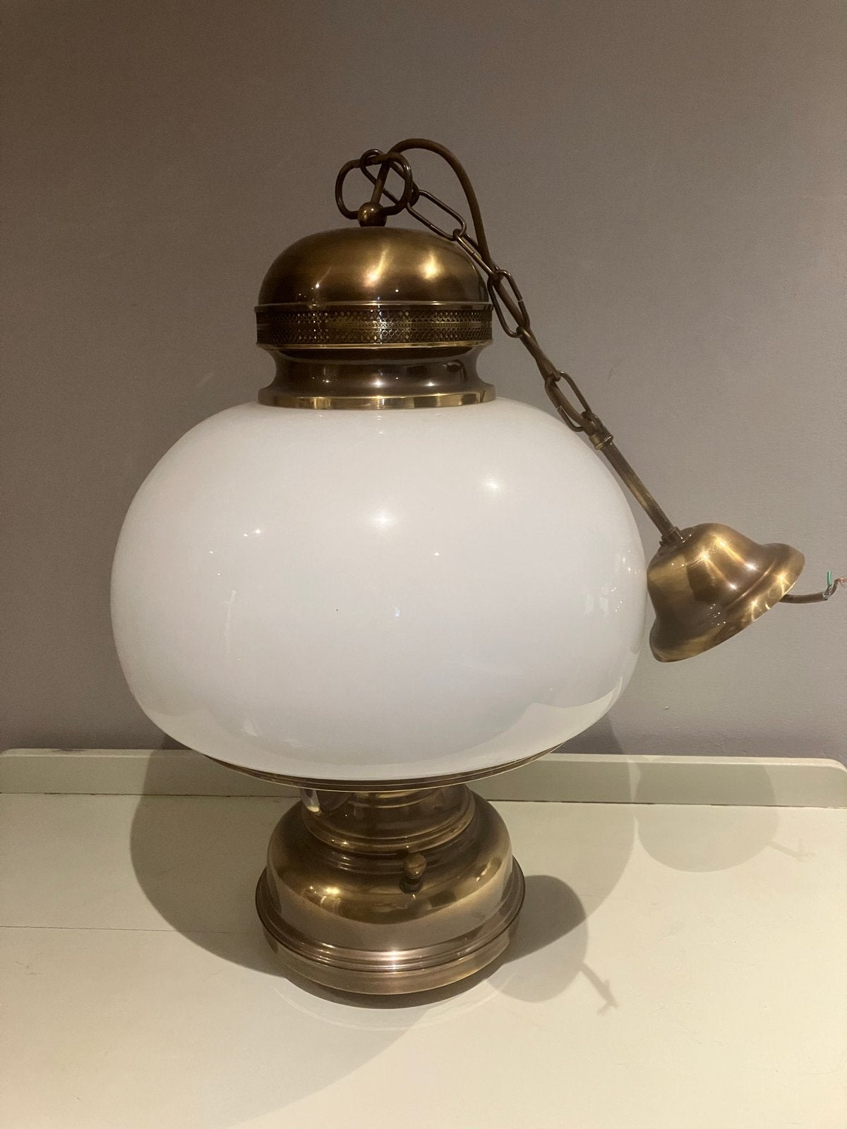Oude messing hanglamp met glazen kap, Antiek en Kunst, Ophalen