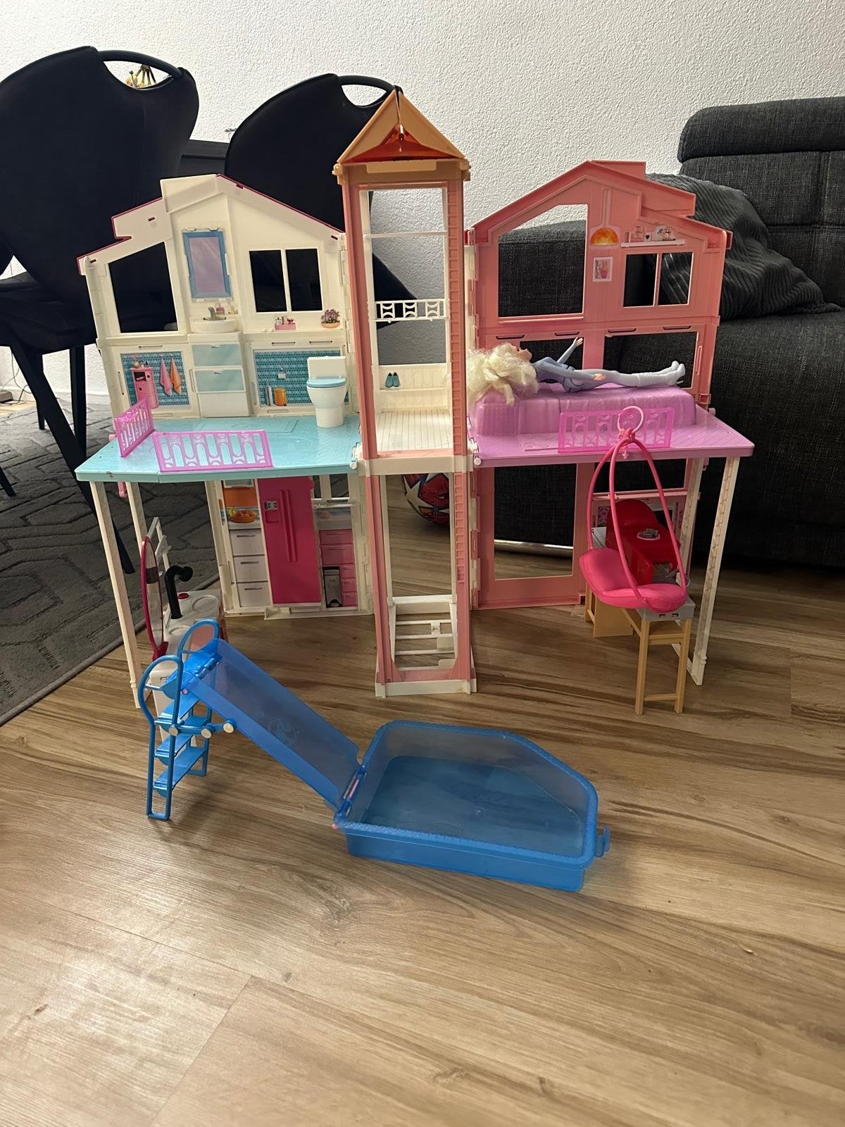 Groot Barbie Poppenhuis met Zwembad en Accessoires, Ophalen of Verzenden, Gebruikt, Poppenhuis