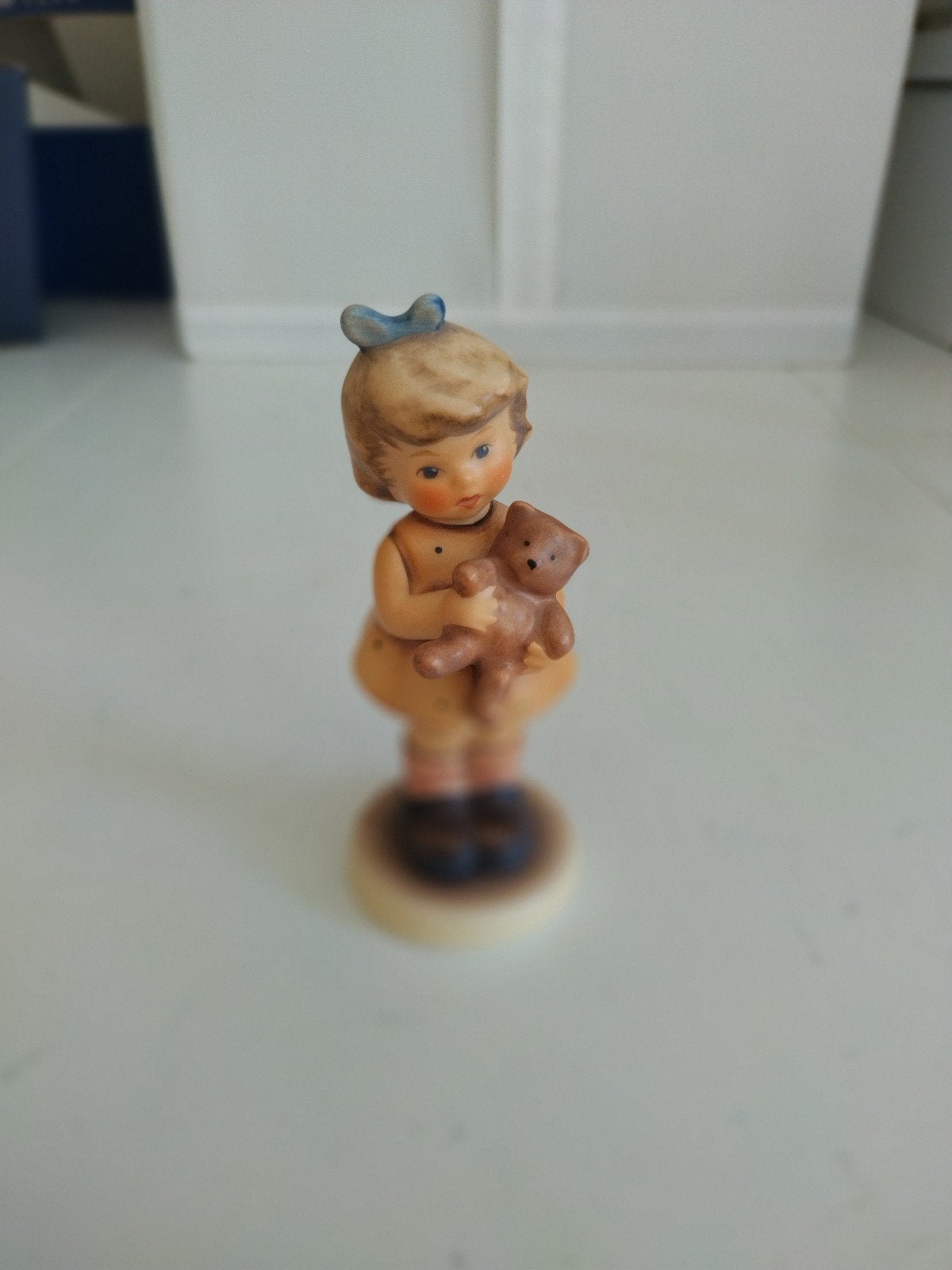 Goebel Hummel beeldje 'Mein Kuschelbar' (Cuddles), Ophalen of Verzenden, Nieuw