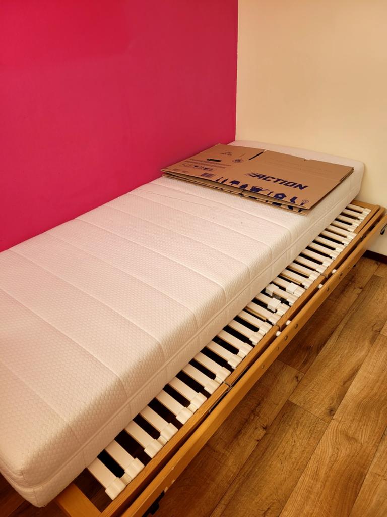 Bed met matras, Ophalen, Verstelbaar, Eenpersoons, Zo goed als nieuw