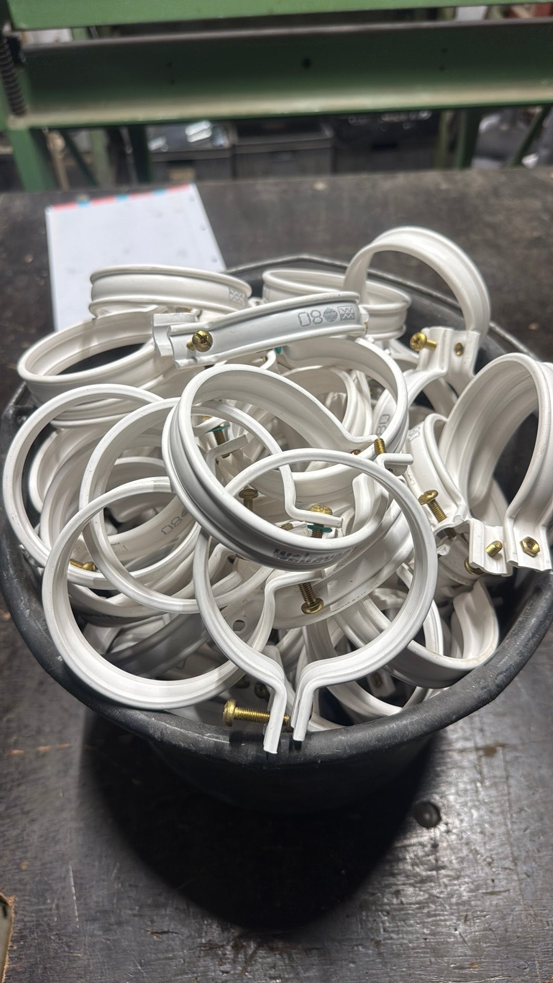 Hele emmer vol met nieuwe HWA 80 beugels, Ophalen, Nieuw, Pvc