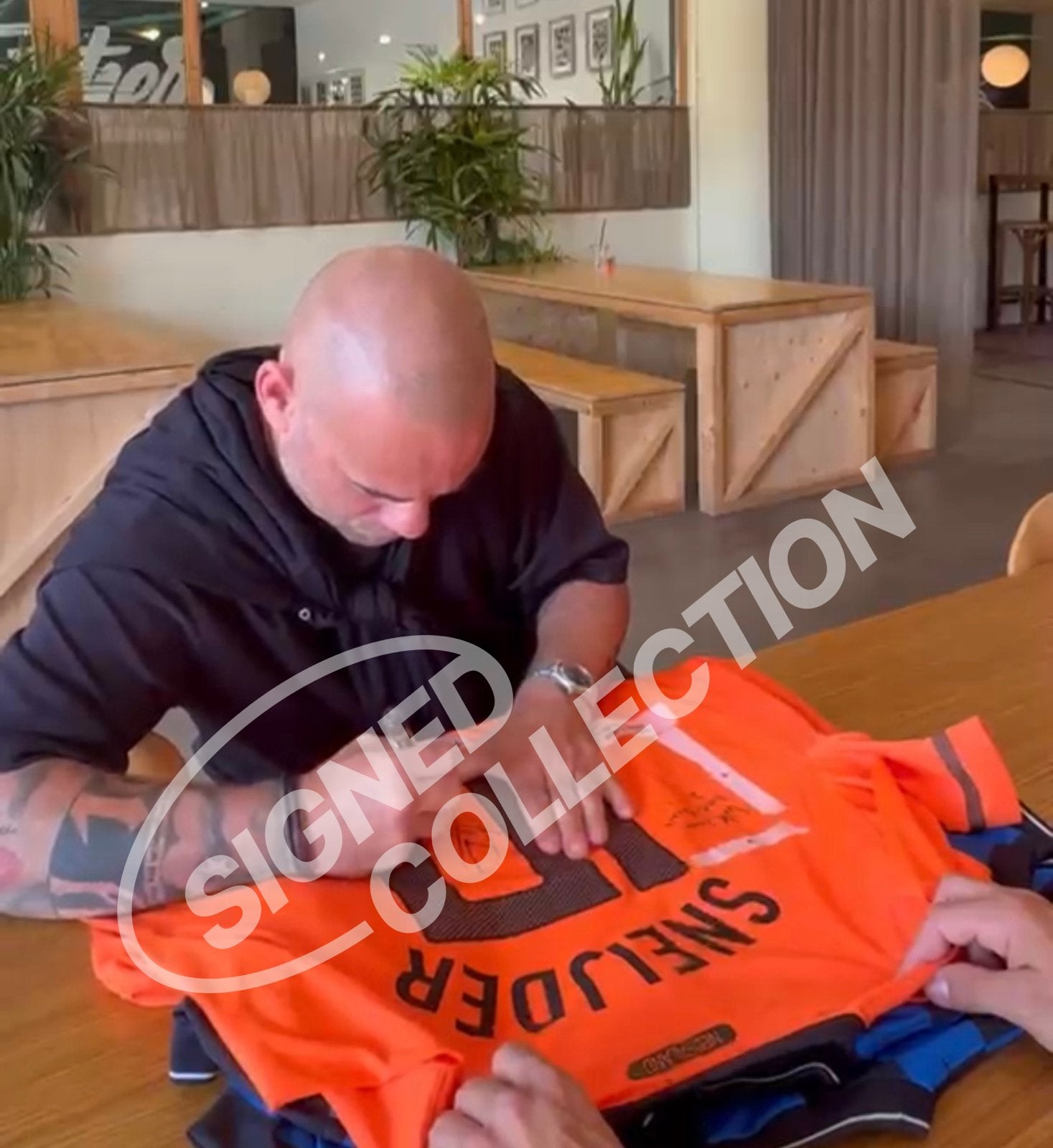 Sneijder - gesigneerd & ingelijst Nederland WK 2010 shirt, Verzamelen, Sportartikelen en Voetbal, Verzenden, Nieuw, Overige binnenlandse clubs