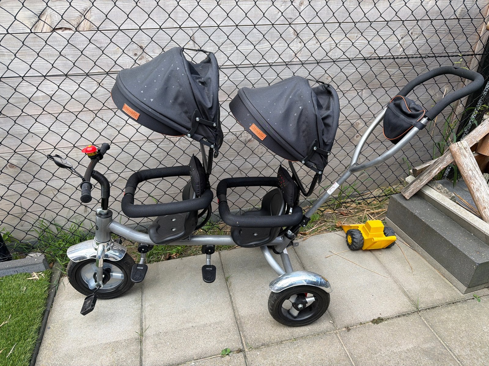 Kinder driewieler voor twee kinderen - chipolino, Ophalen, Gebruikt, Duwstang