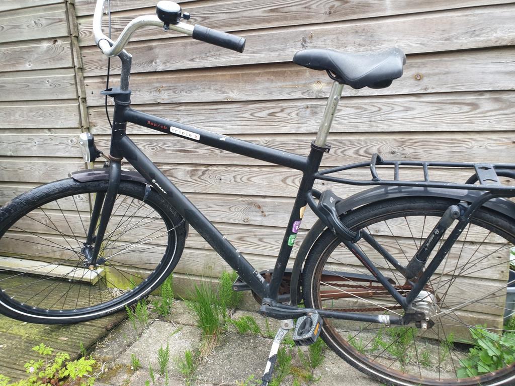 Zwarte herenfiets met bagagedrager, Fietsen en Brommers, Fietsen | Heren | Herenfietsen, Ophalen, Gebruikt, Overige merken