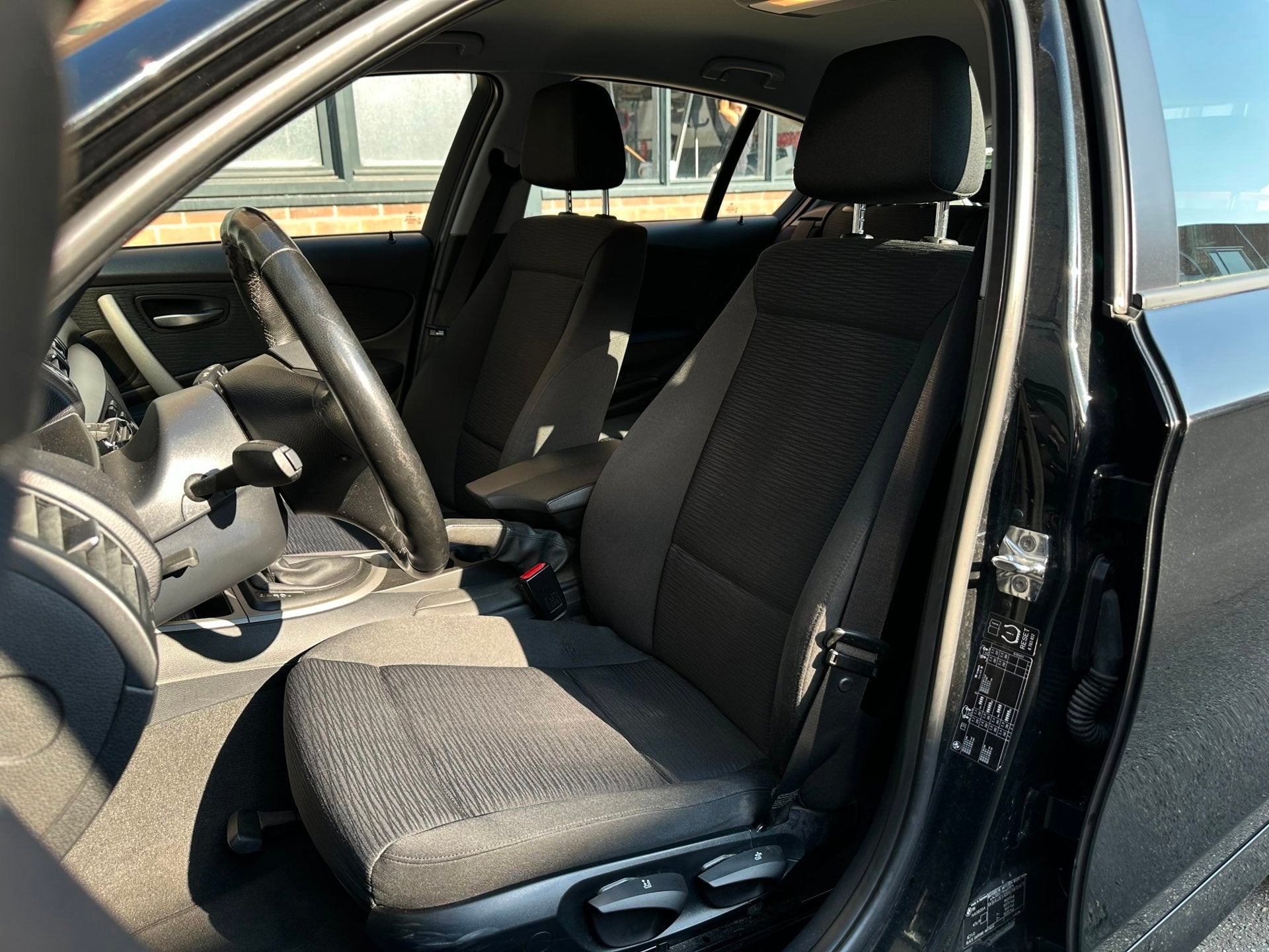 BMW 1-serie 118i|Automaat|Pdc|Aux|Trekhaak|Stoelverwarming, Auto's, BMW, Achterwielaandrijving, Zwart, 650 kg, Euro 4