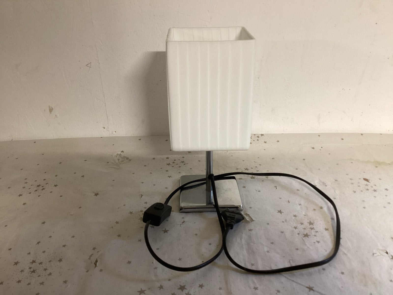 Moderne tafellamp met witte kap en chromen voet, Met schakelaar, Gebruikt, Overige merken, E14 (klein)