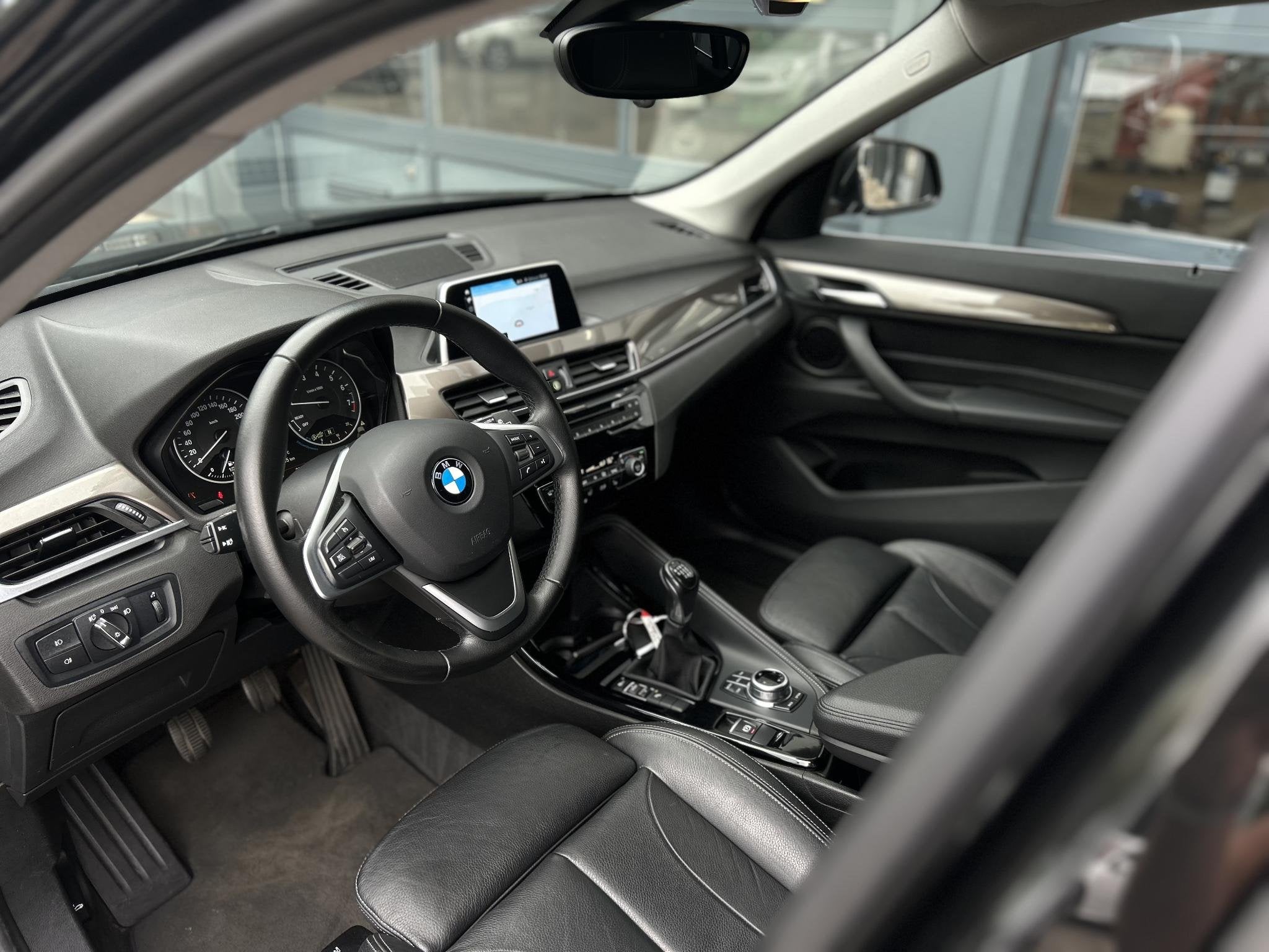 BMW X1 sDrive18i Executive | Trekhaak | Navi | Leder, Stof, Gebruikt, Met garantie (alle), Zwart