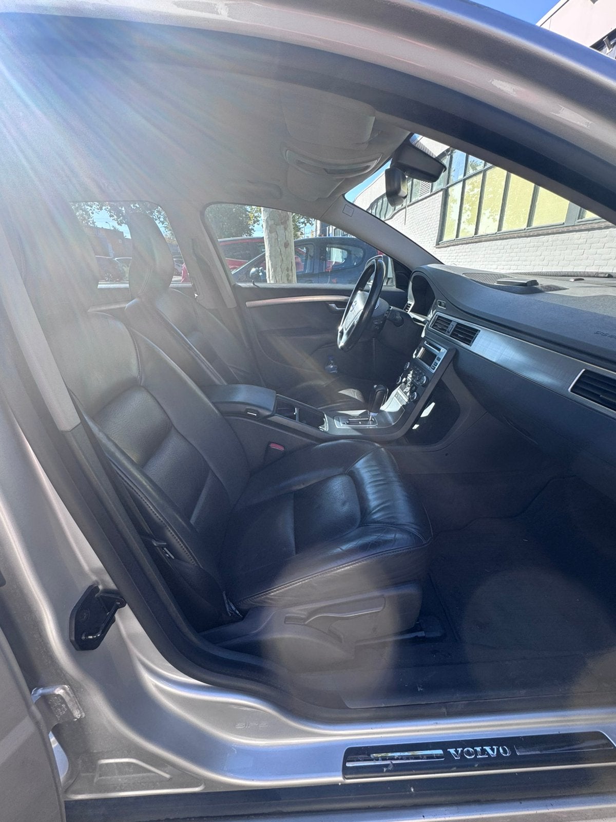 Foto 7 van Volvo V70 2.4 D AUT 2010 Grijs