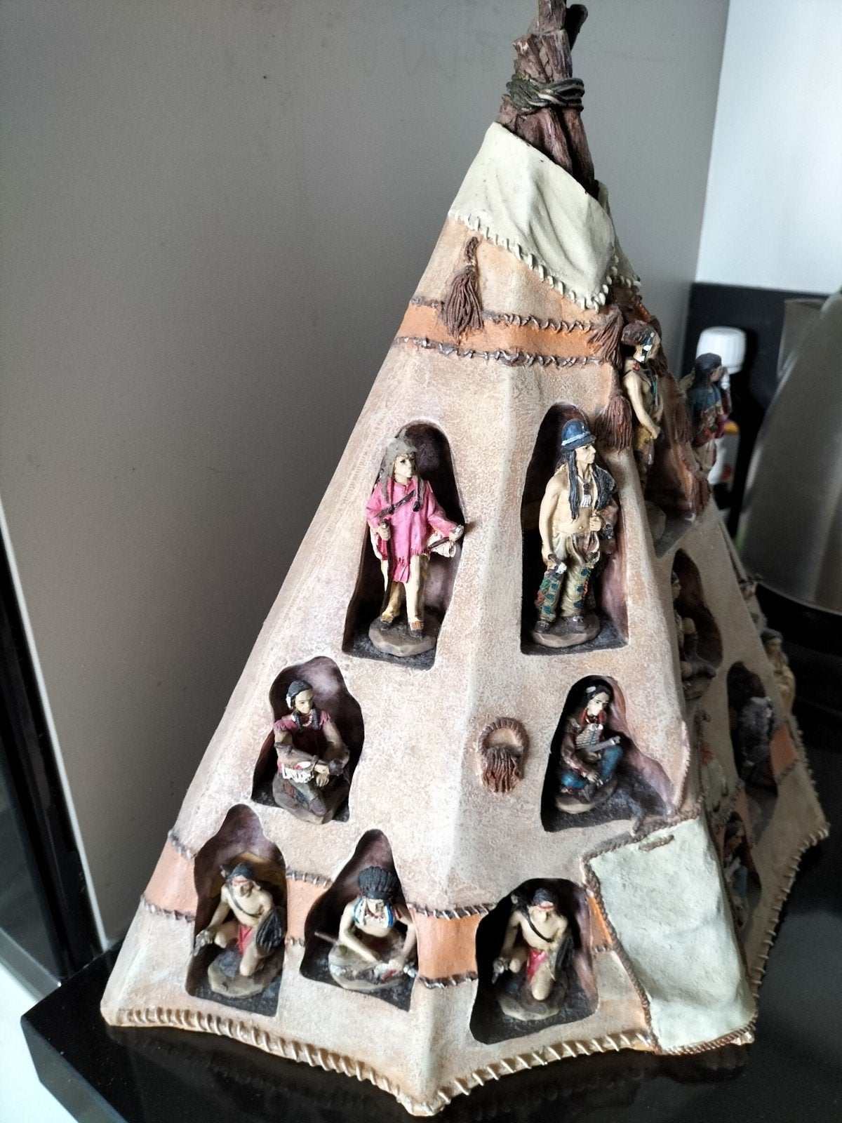 pyramide met indianen, Ophalen, Zo goed als nieuw, Mens