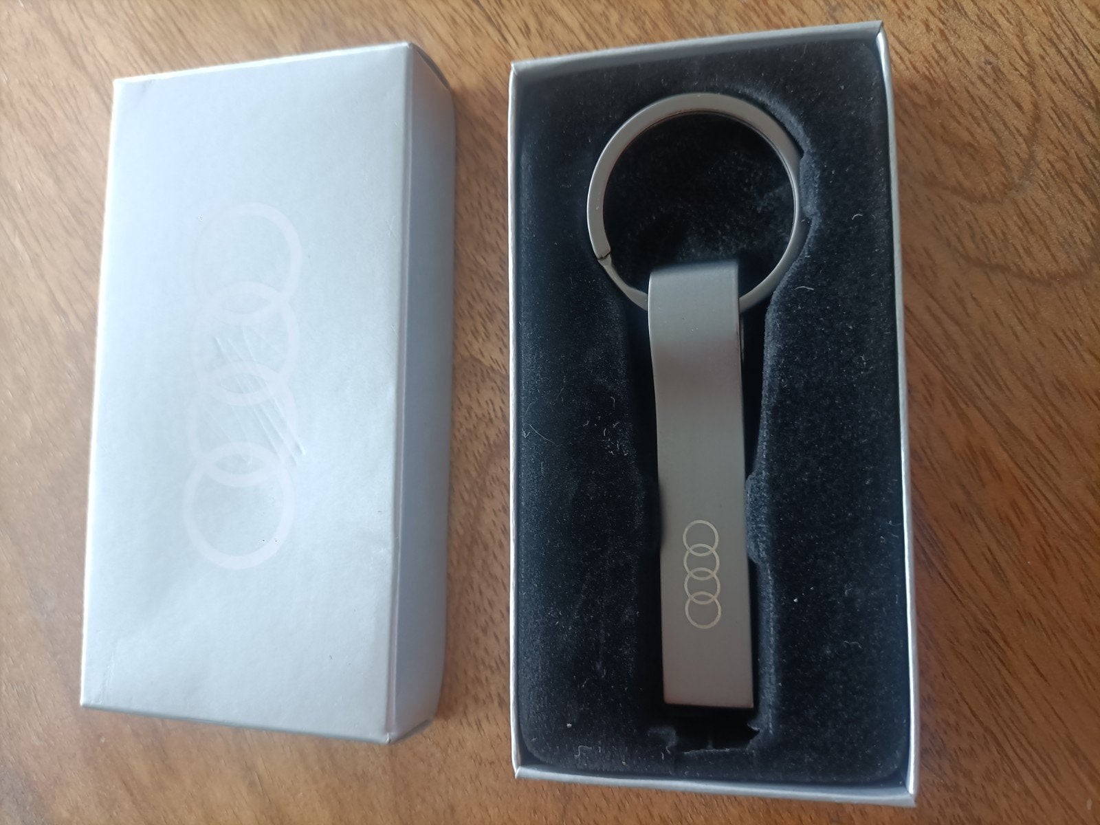 Nieuwe originele Audi sleutelhanger in geschenkdoos, Ophalen of Verzenden
