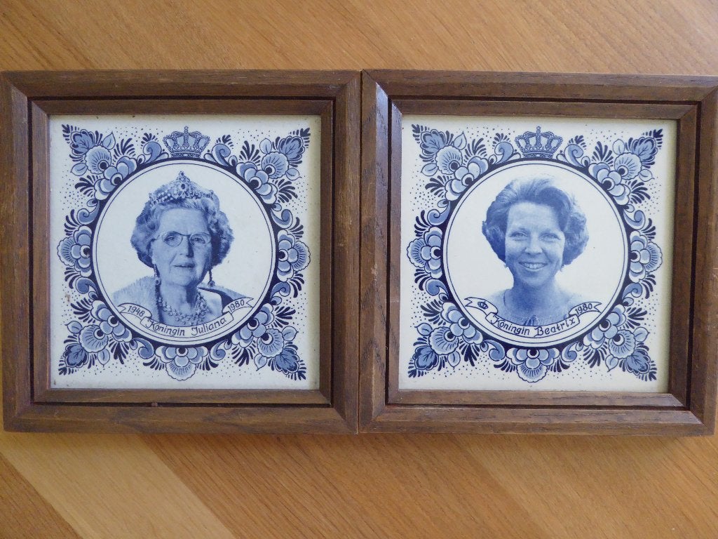Herdenkingstegels, Juliana en Beatrix., Ophalen of Verzenden, Gebruikt, Nederland, Overige typen