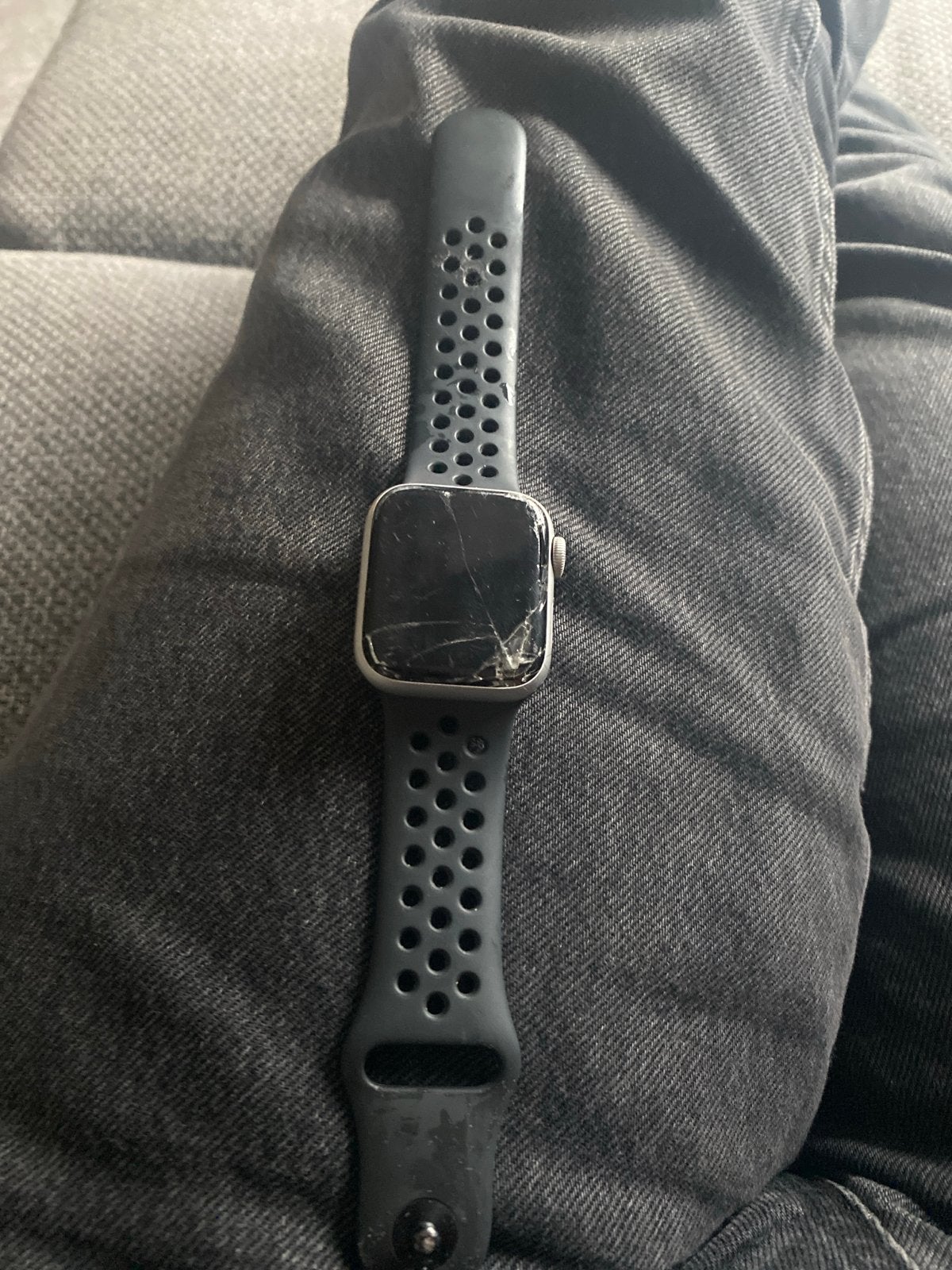 Apple Watch SE 40 mm met gebarsten scherm, Sieraden, Tassen en Uiterlijk, Smartwatches, Gebruikt, iOS, Zwart, Hartslag, Waterdicht