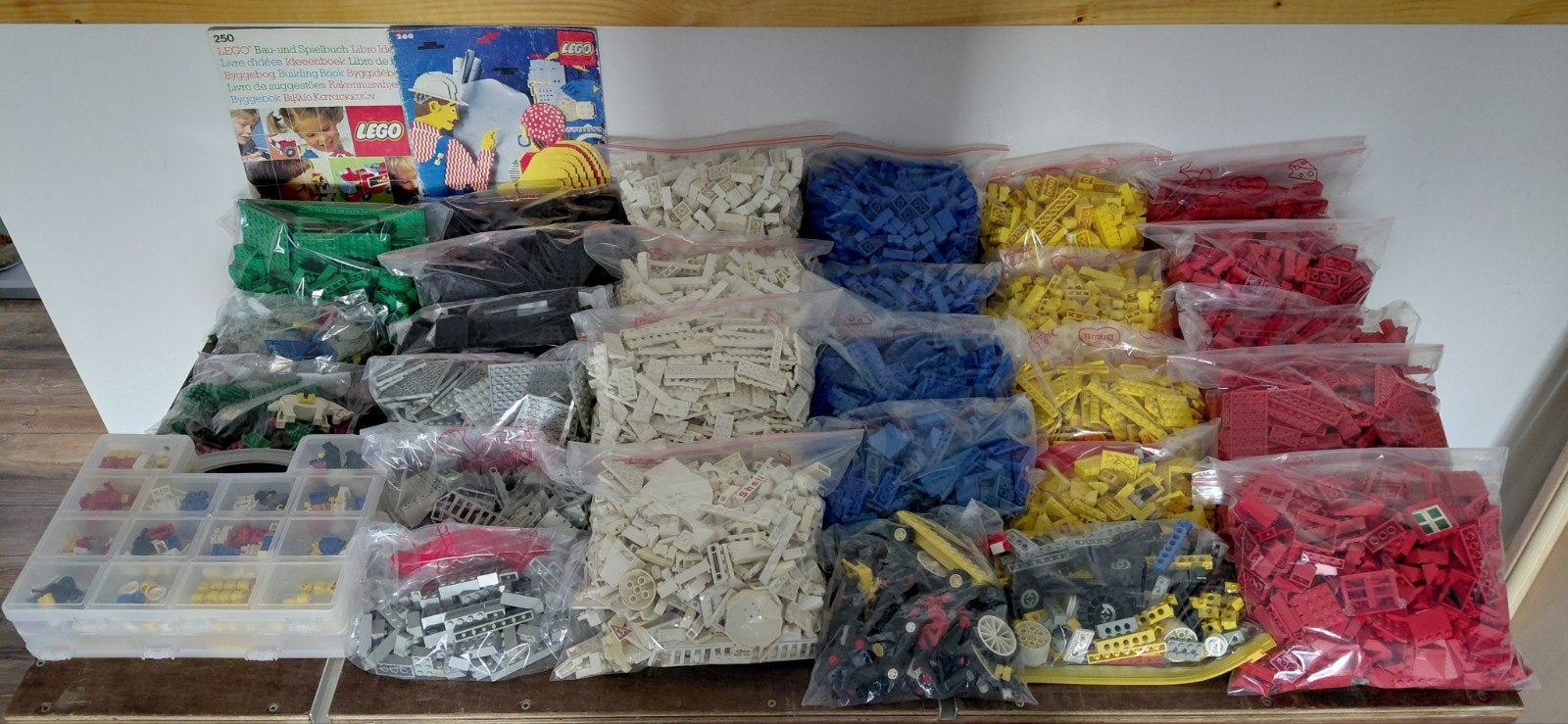 Grote partij Lego. Gesorteerd op kleur en soort.