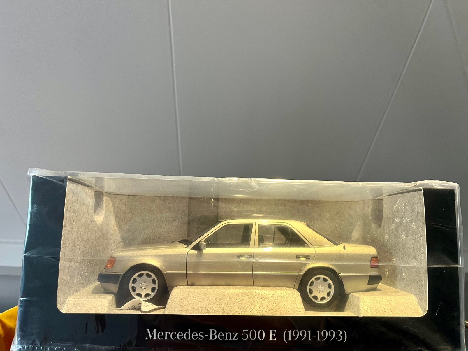 Mercedes 500 E W124, Hobby en Vrije tijd, Modelauto's | 1:18, Ophalen of Verzenden, Nieuw, Auto, Norev