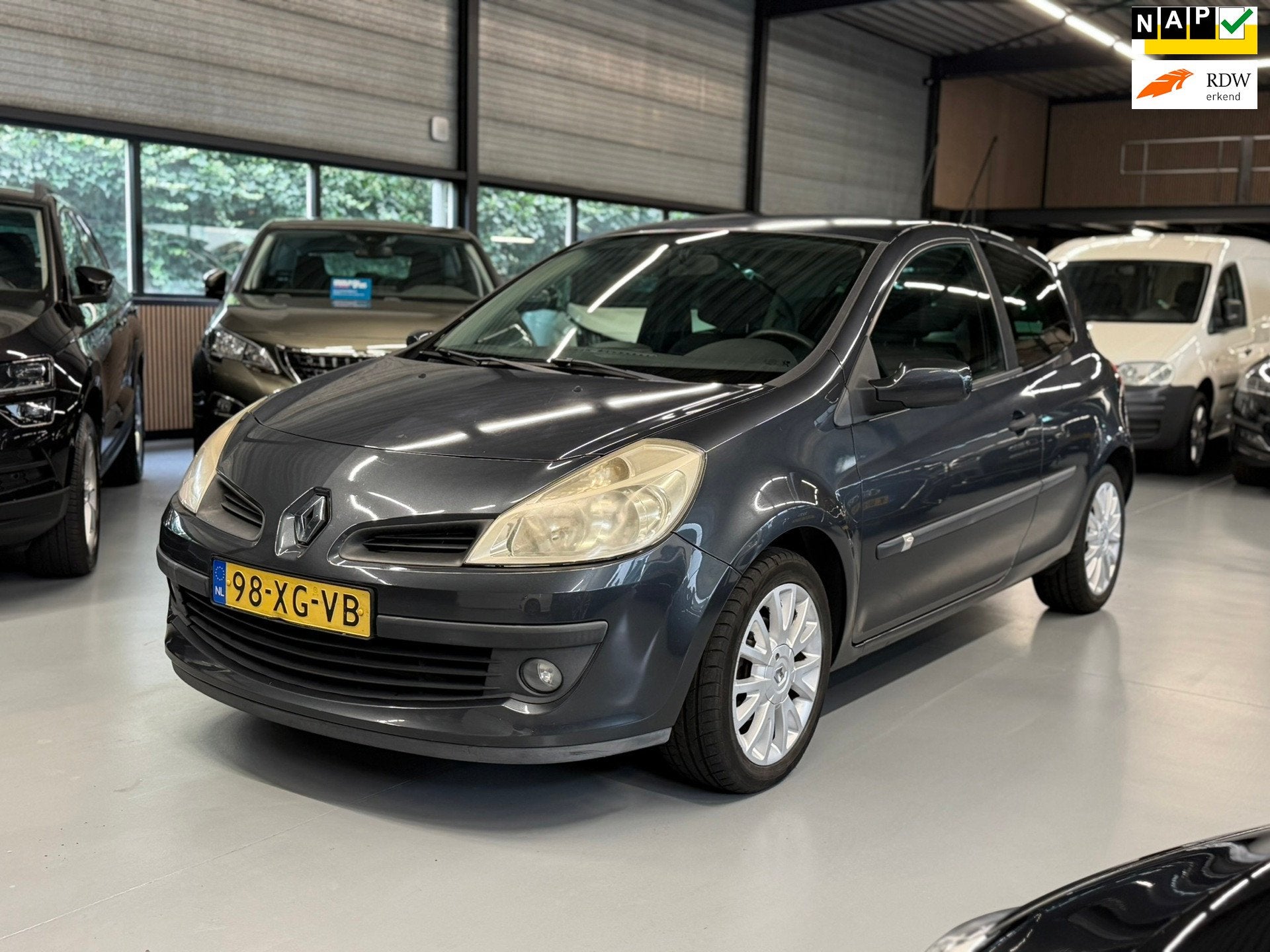 Renault Clio 1.6-16V Dynamique Airco l Cruise l Bluetooth, Auto's, Voorwielaandrijving, Dealer onderhouden, Gebruikt, 4 cilinders