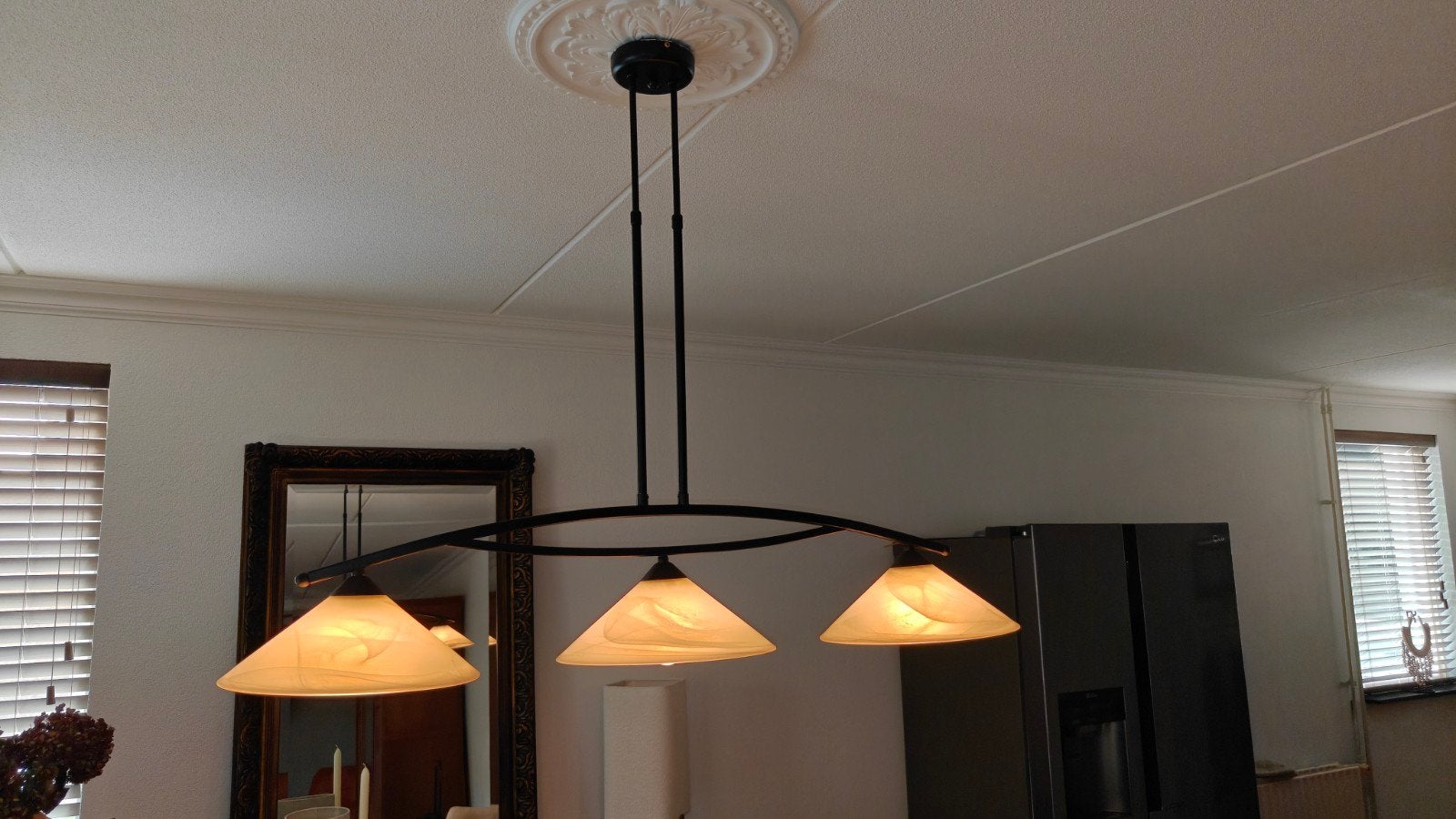 Prachtige !!! Hanglamp met 3 glazen kappen - Zwart metaal, Zo goed als nieuw, Glas, Modern, E27 (groot)