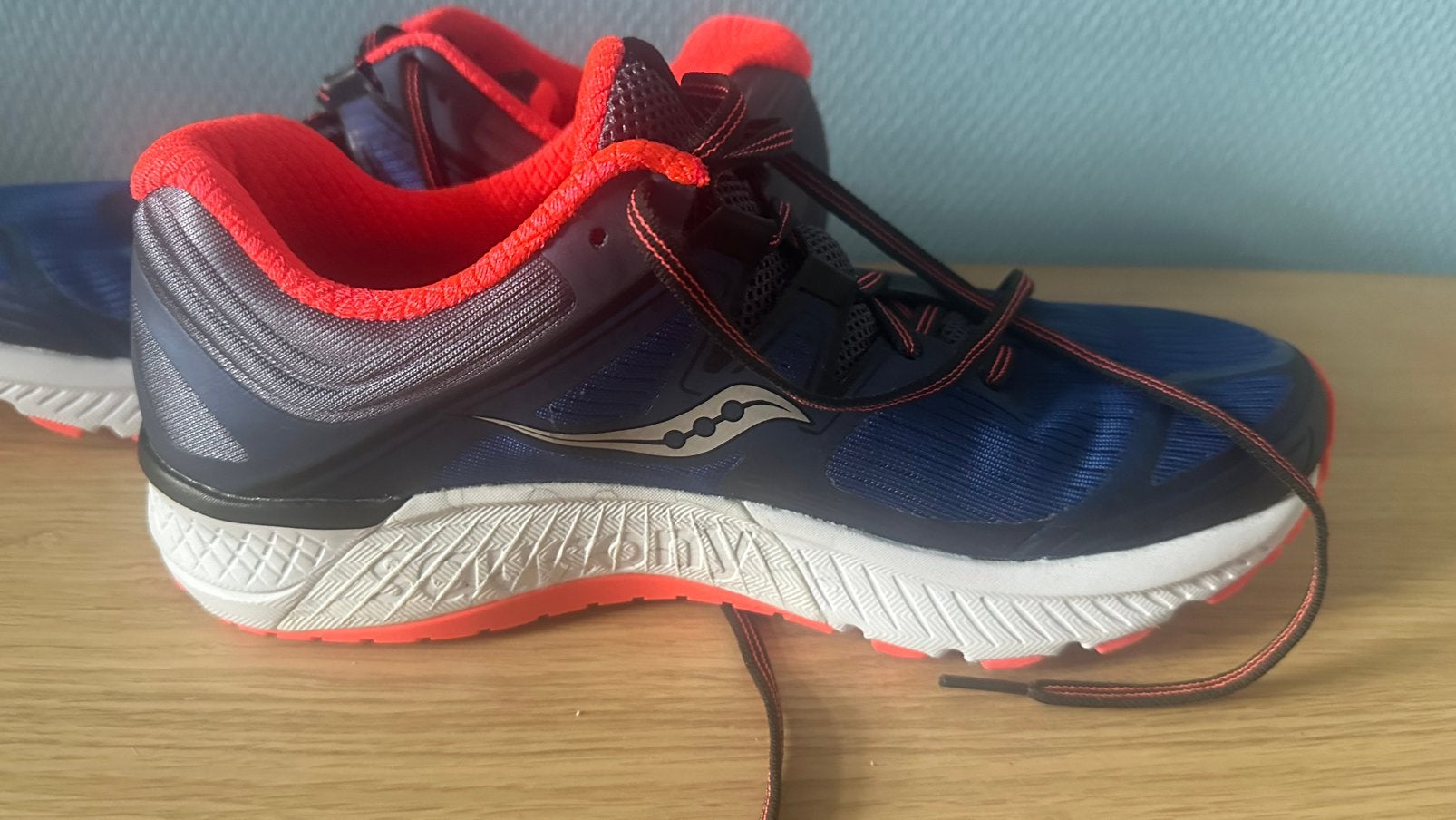 Nieuw maat 41 Saucony hardloopschoenen type Everrun Guide, Sport en Fitness, Ophalen of Verzenden, Zo goed als nieuw, Hardloopschoenen