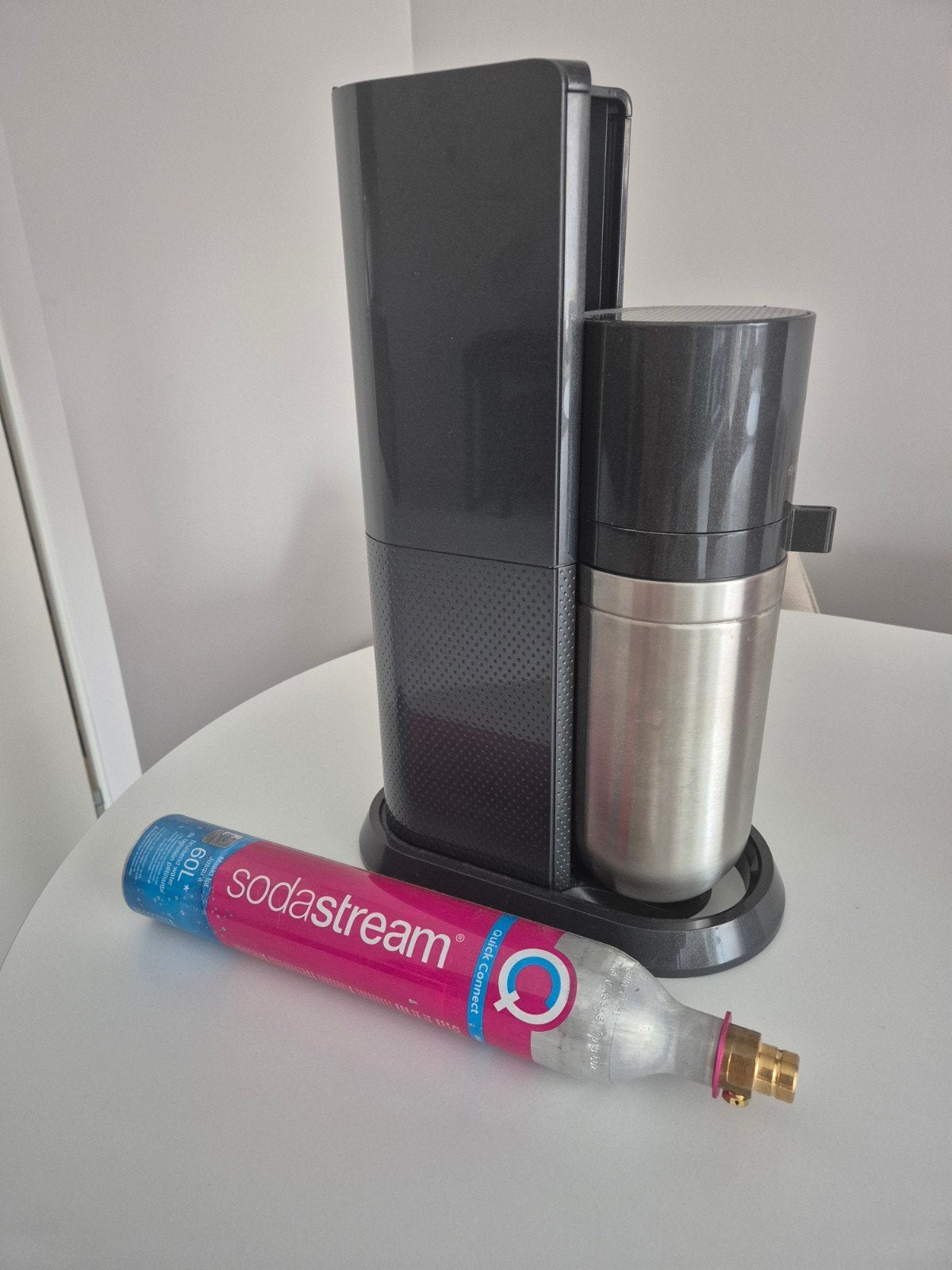 SodaStream bruiswater apparaat met cilinder, Ophalen, Zo goed als nieuw