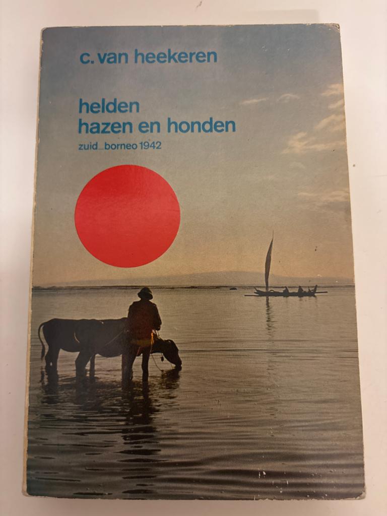 Helden, Hazen en Honden - Zuid-Borneo 1942, Boeken, Ophalen of Verzenden, 20e eeuw of later, Gelezen, Azië