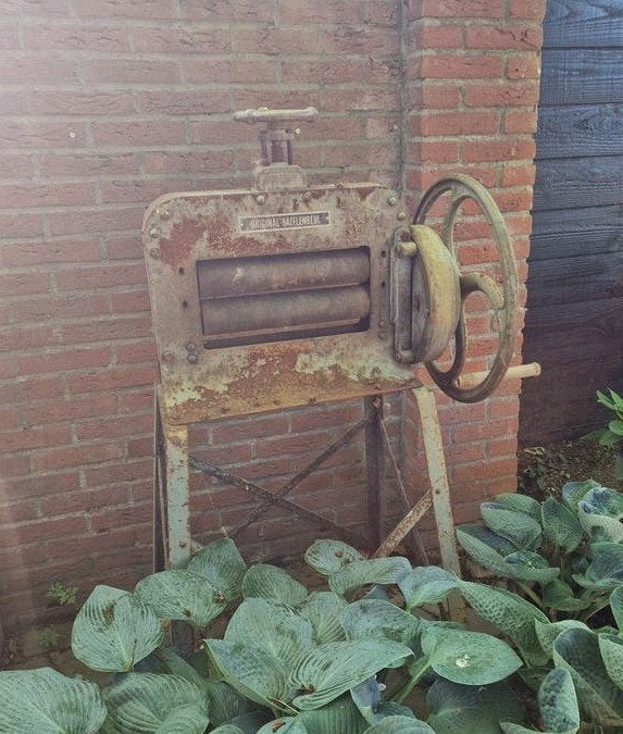 Antieke leerwals voor leerbewerking, Ophalen