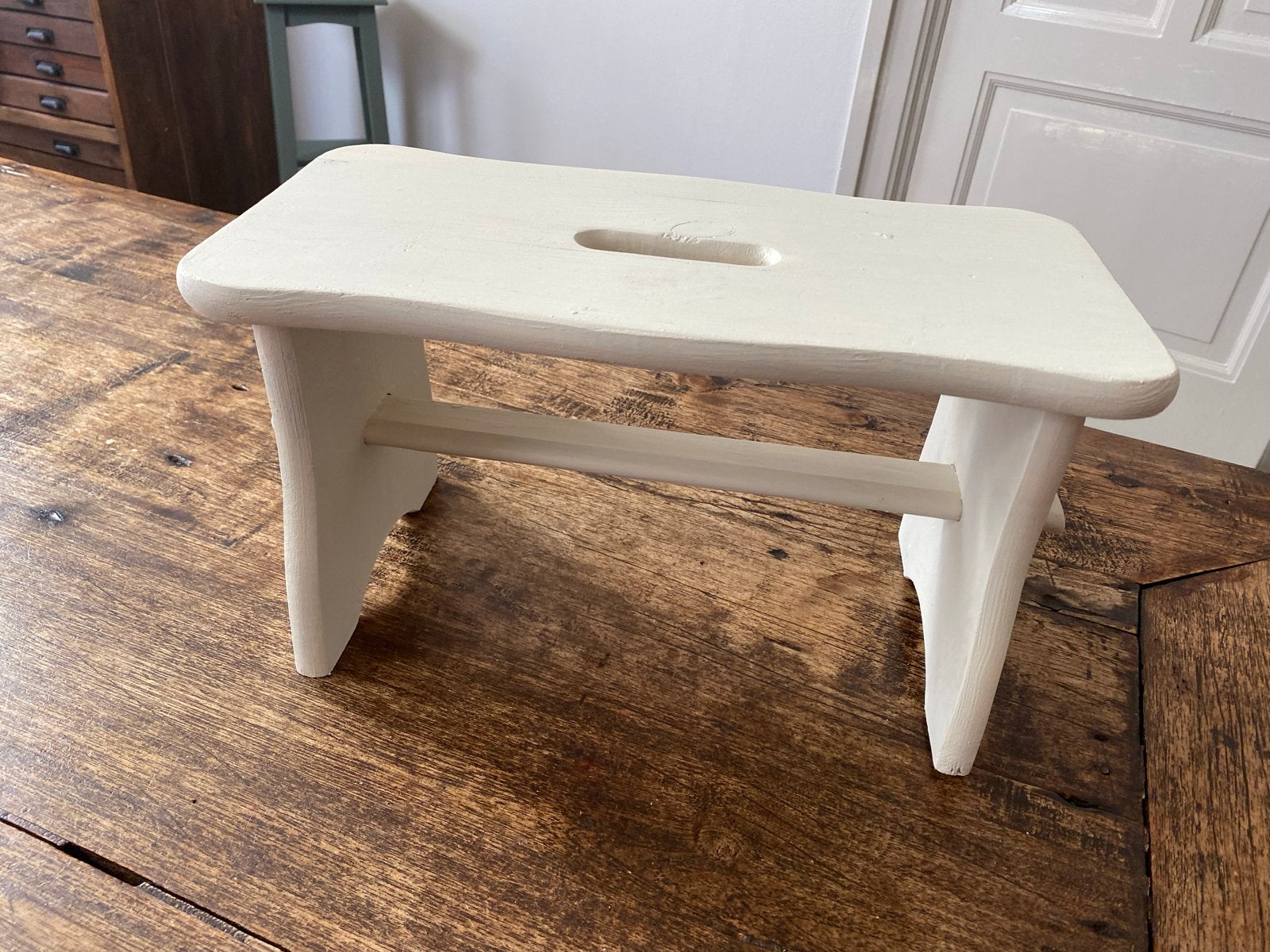 Brocante roomwit vensterbank tafeltje / krukje, Ophalen of Verzenden