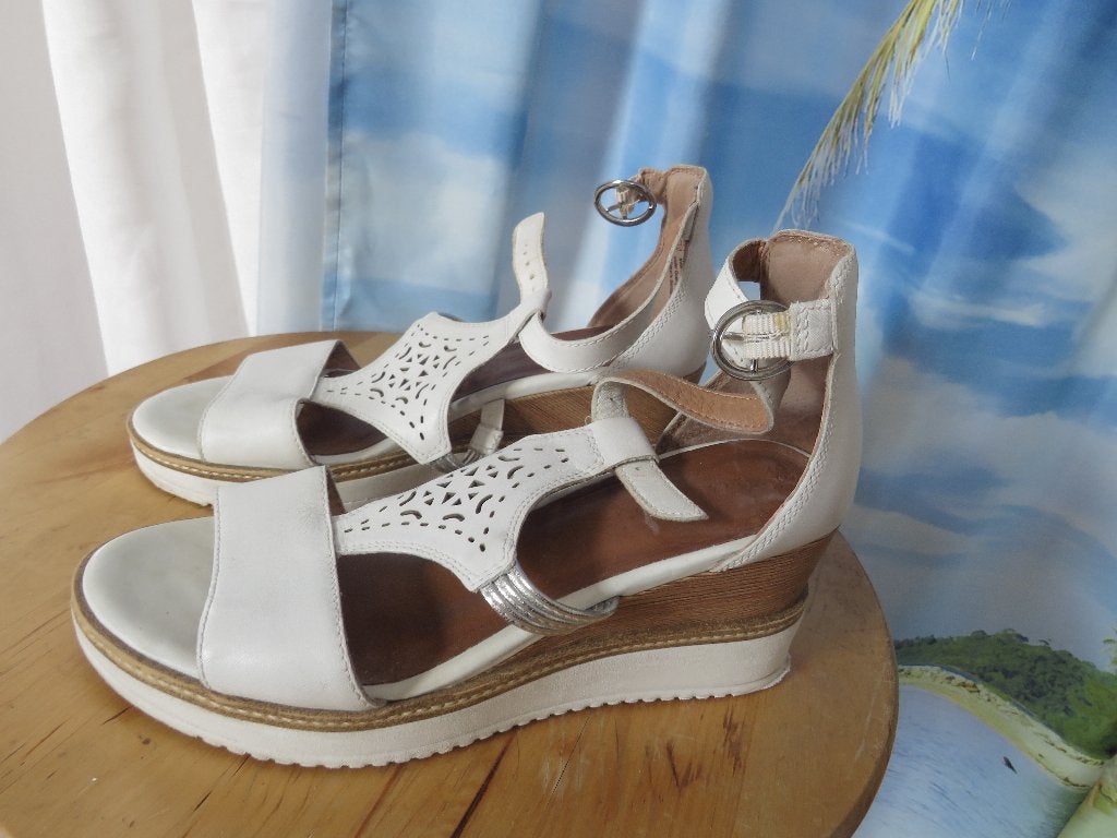 witte half leren hoge sleehak sandaal mt 38 Tamaris, Kleding | Dames, Tamaris, Wit, Ophalen of Verzenden, Schoenen met hoge hakken