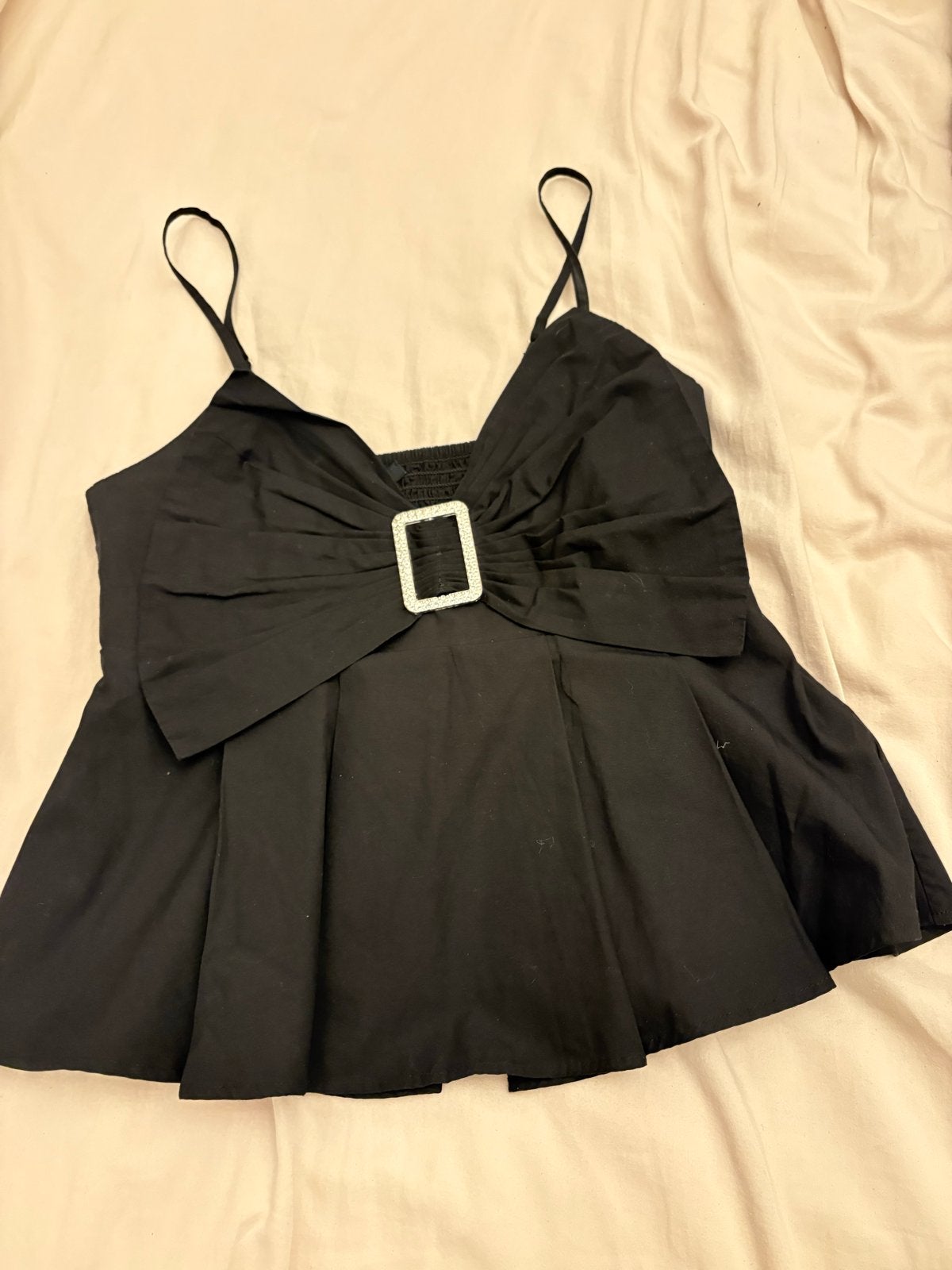NIKKIE Zwarte Peplum Top met Strik en Strass Gesp - Maat 34, Verzenden, Zwart, Zo goed als nieuw, Zonder mouw