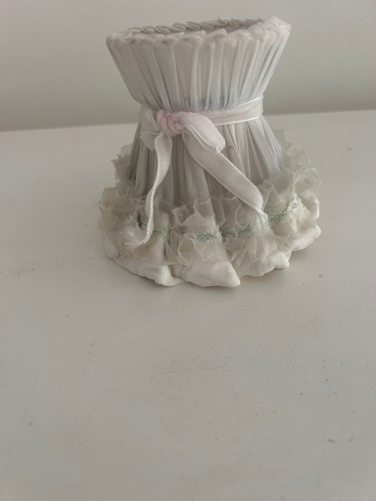 Miniatuur lampenkapje met ruches, wit, Gebruikt, Tafellamp, Wit, Ophalen of Verzenden