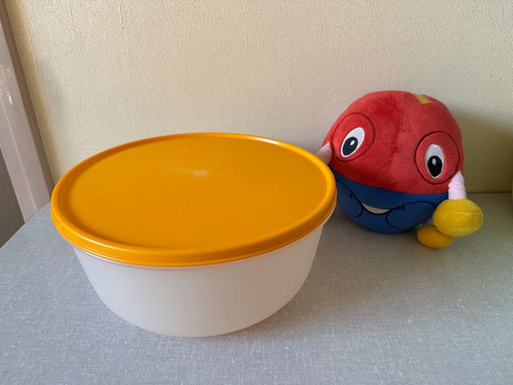NIEUWSTAAT ruimtebol van TUPPERWARE ruimtespaarder 4 LITER, Ophalen of Verzenden, Zo goed als nieuw, Geel, Bak of Kom