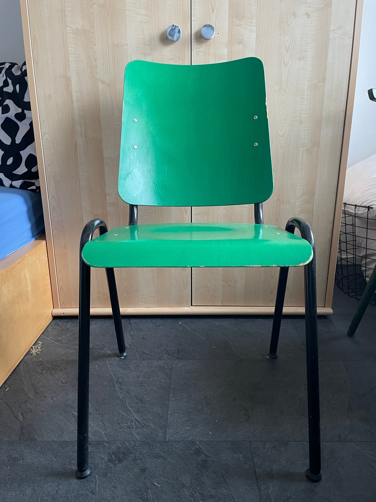 4 groene stoelen: 2 houten en 2 stapelbare met metaal, Ophalen, Gebruikt, Overige kleuren, Vier
