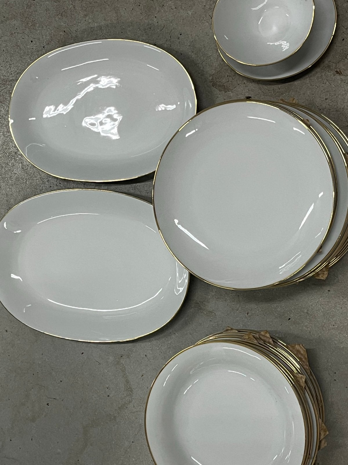 27-delig Mitterteich Bavaria servies - wit met gouden rand, Overige merken, Klassiek, Ophalen of Verzenden, Zo goed als nieuw