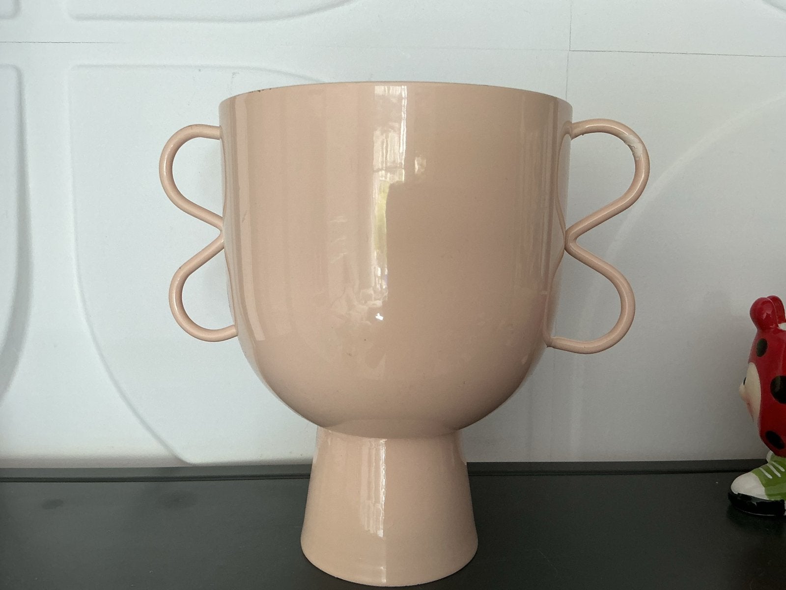 Roze metalen vaas met handvatten, Huis en Inrichting, Woonaccessoires | Vazen, Gebruikt, Met handvat, Ophalen of Verzenden, Roze