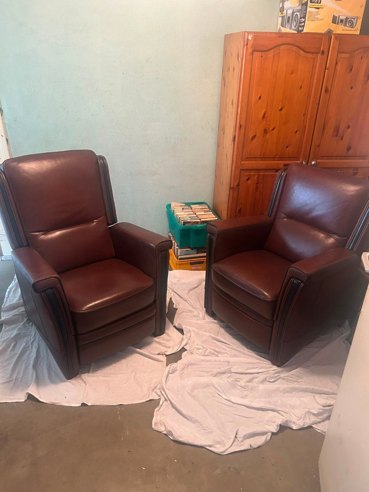2 Leren fauteuils, waarvan 1 relaxfauteuil kan uitklappen