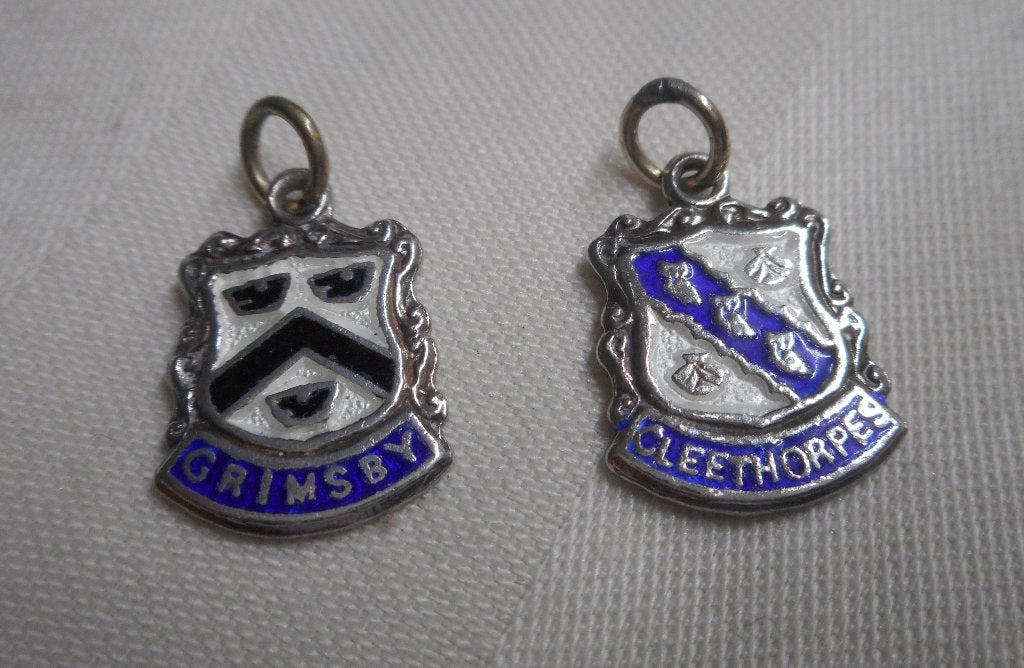 Zilveren set 2 vintage bedels schildjes nr.787, Overige merken, Verzenden, Zo goed als nieuw, 2 of 3 bedels