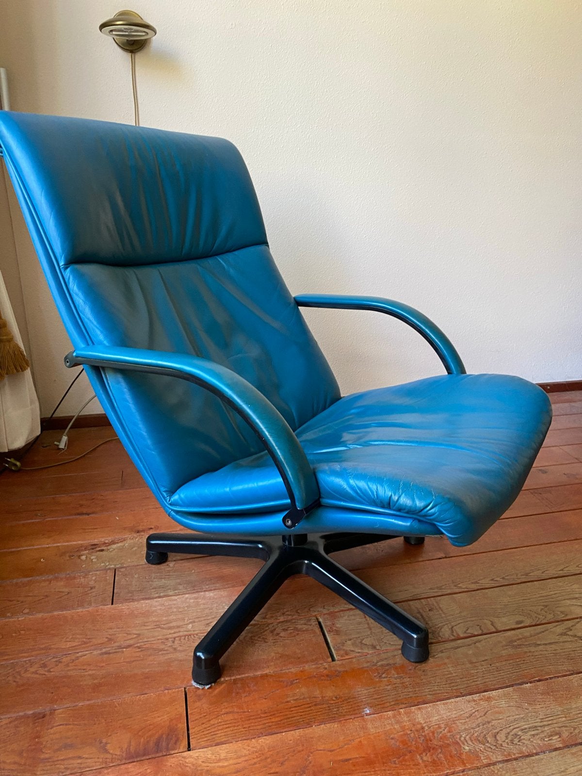 Artifort F141 Draaifauteuil - Geoffrey Harcourt - Blauw Leer, Huis en Inrichting, Fauteuils, Ophalen, Gebruikt, Leer, 75 tot 100 cm