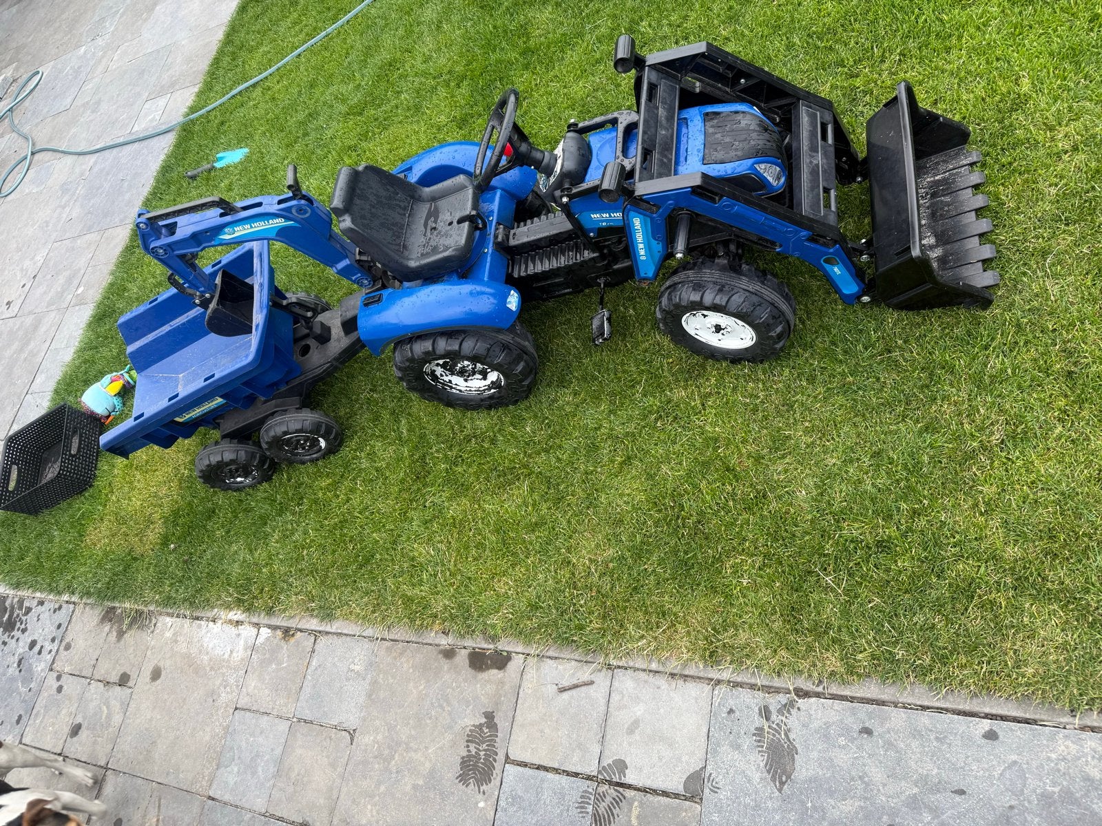 Gratis  New Holland Trapauto met aanhanger en graafarm, Ophalen, Gebruikt, Trapvoertuig