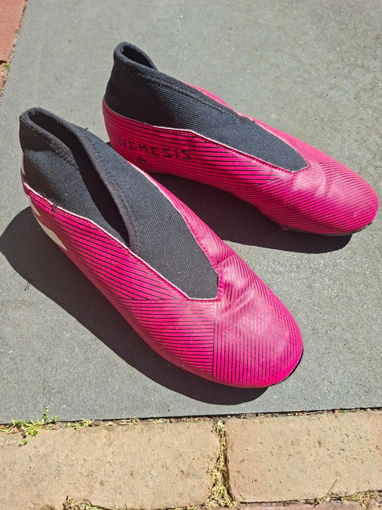 Adidas Nemeziz voetbalschoenen - Maat 36.5 - Goede staat, Sport en Fitness, Voetbal, Ophalen of Verzenden, Zo goed als nieuw, Schoenen