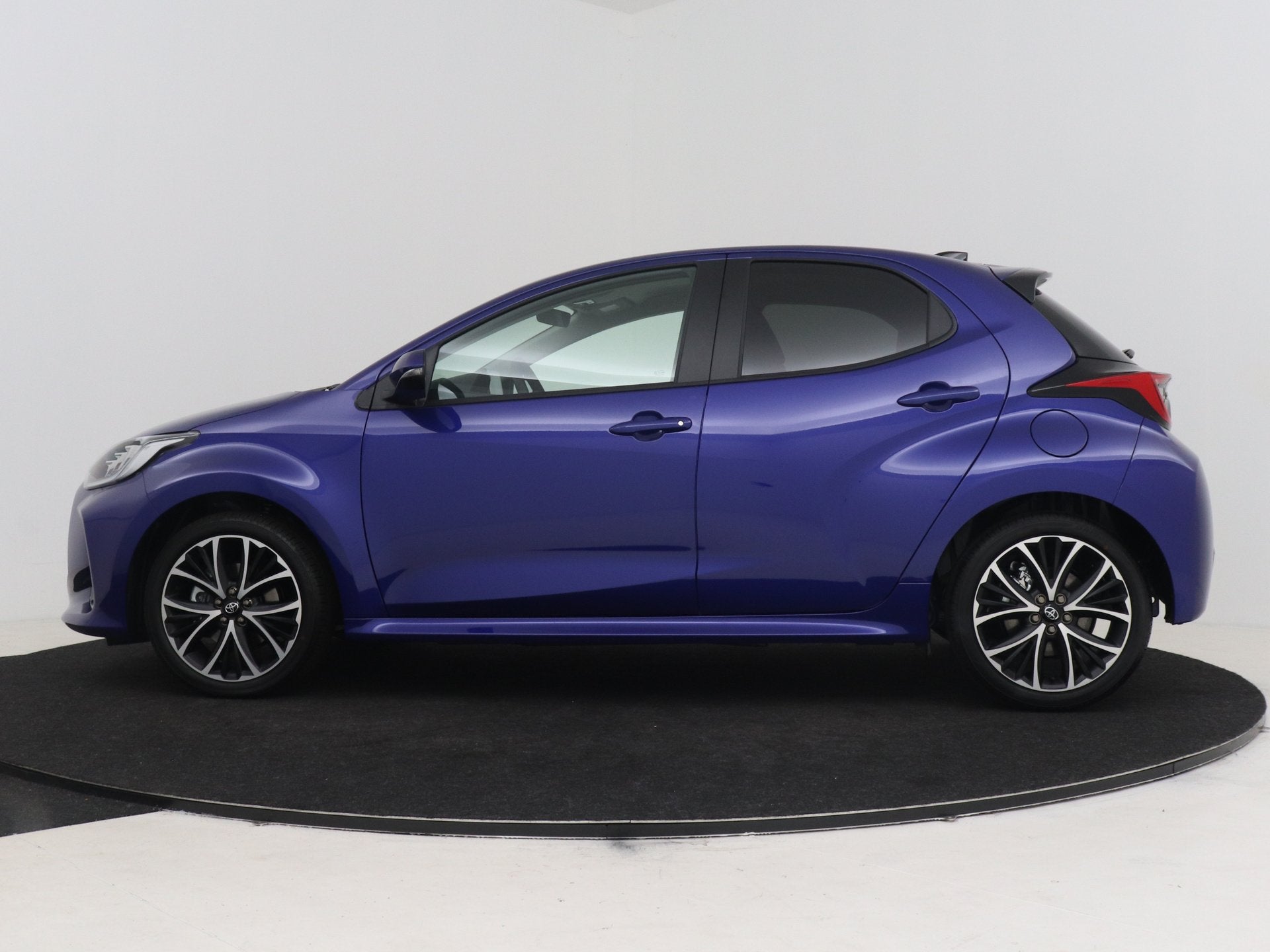 Toyota Yaris 1.5 Hybrid 115 Dynamic (bj 2026, automaat), 12 maanden, Stof, Zwart, Blauw