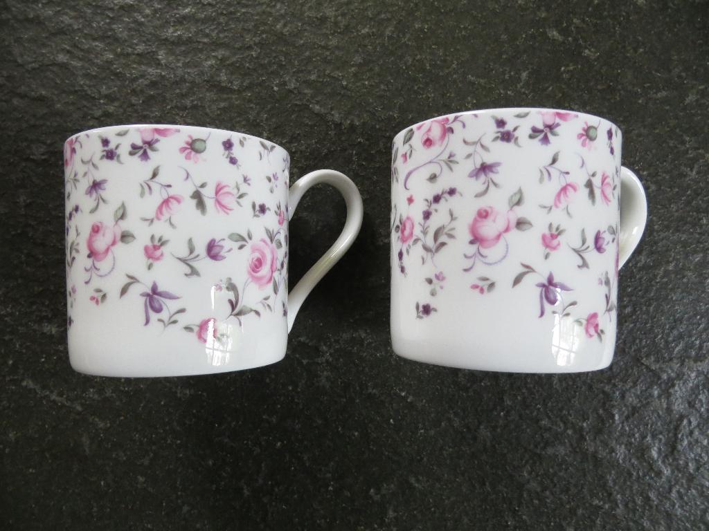 ROYAL ALBERT"" ROSENCOFETTI 2 MOKKEN == ONGEBRUIKT, Nieuw, Ophalen of Verzenden, Overige stijlen, Kop(pen) en/of Schotel(s)