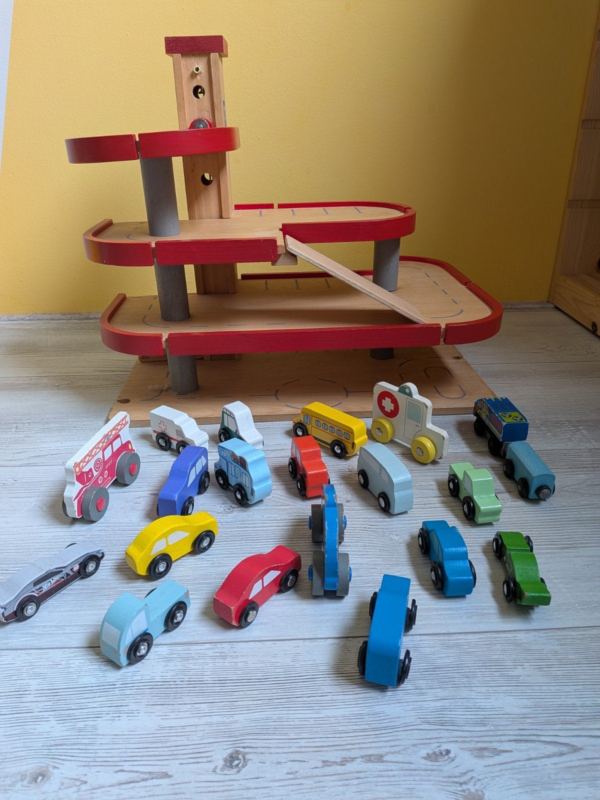 Houten parkeergarage met 19 houten auto's, Kinderen en Baby's, Ophalen, Gebruikt