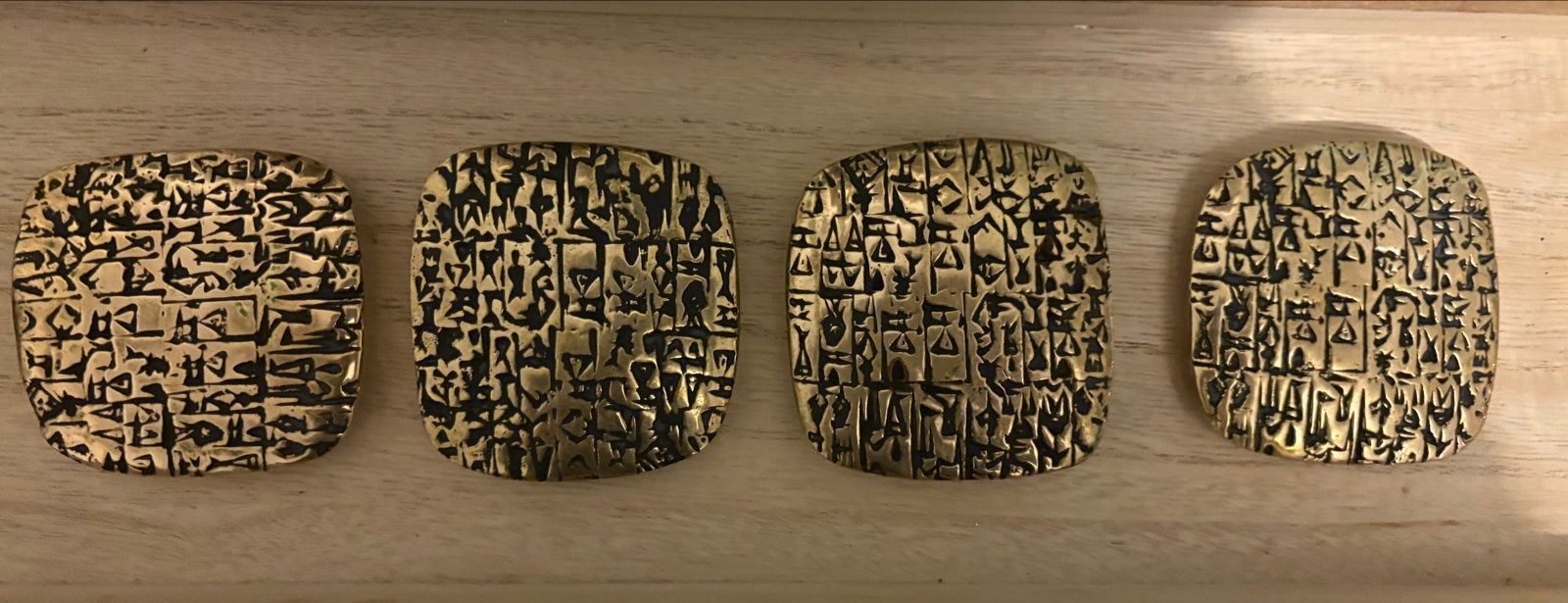 Set van  5 bronzen plaquettes met spijkerschrift, Ophalen of Verzenden
