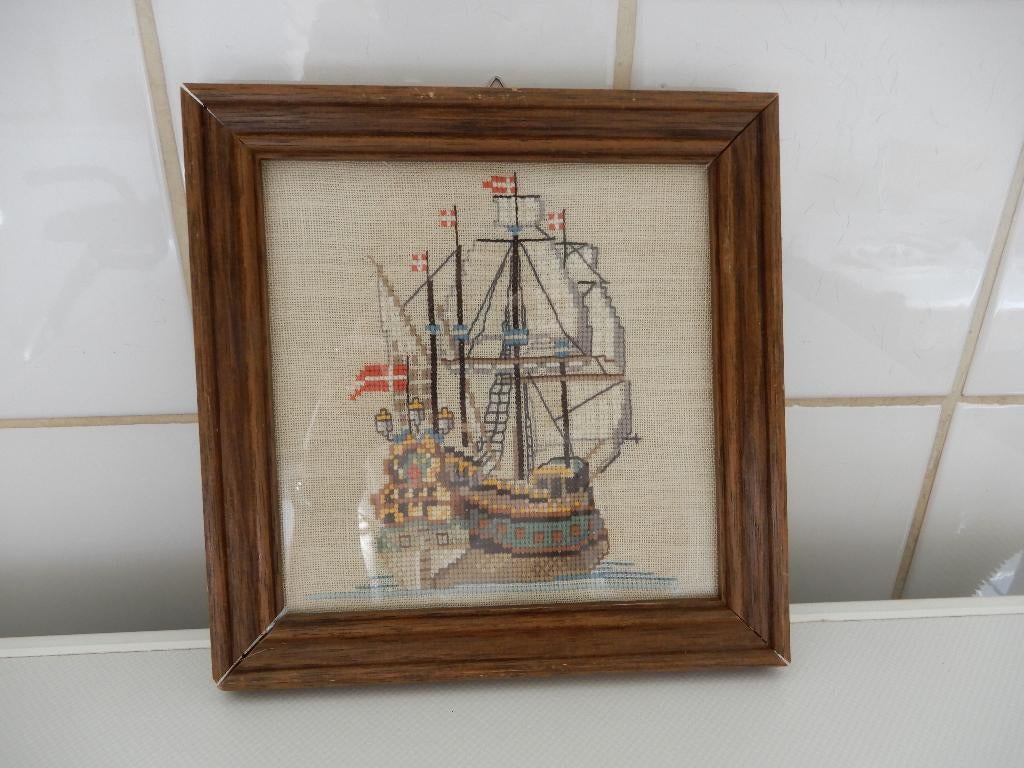 schilderijtje geborduurd in eiken lijstje, Schilderij, Achter glas, Meerkleurig, Textiel