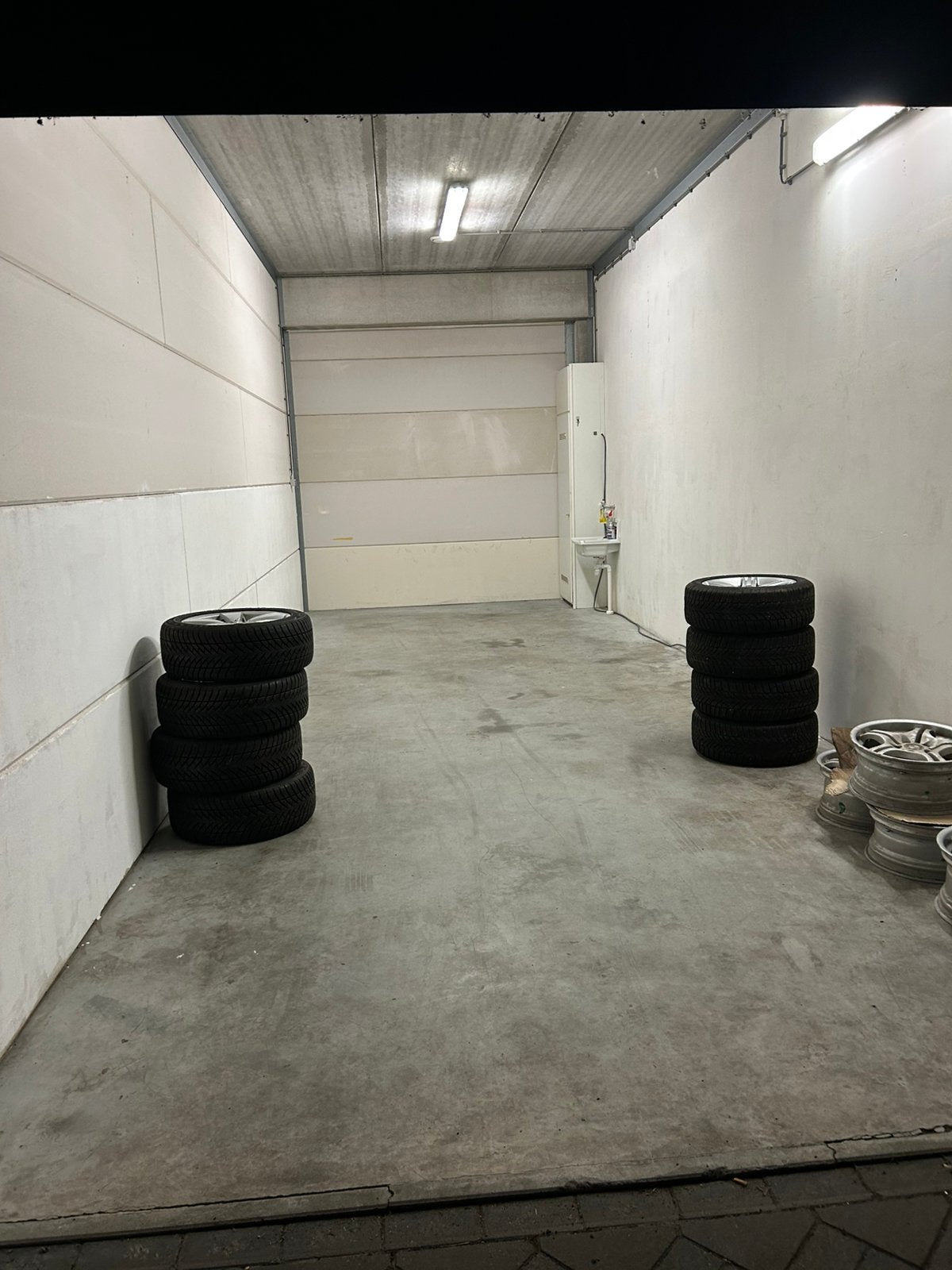 35m2 — Depo / bedrijfspand /  bedrijfsruimte / auto garage