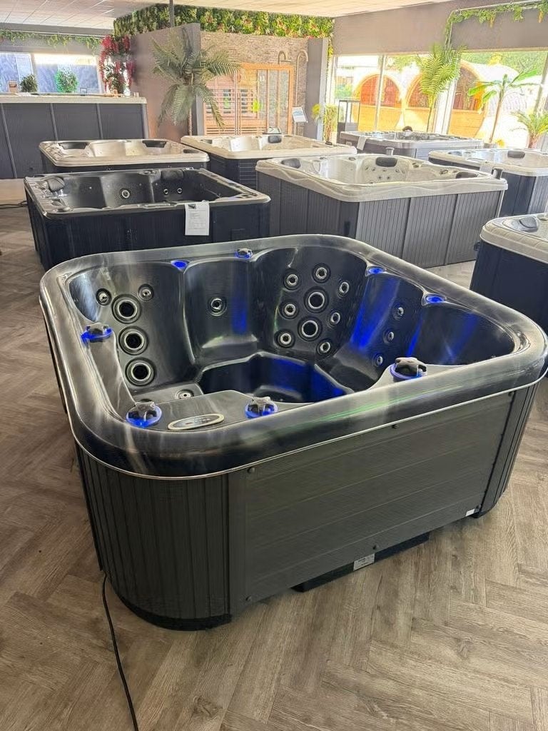 acryl 6-persoons Spa/jacuzzi, 1 Jaar Garantie plug and play, Ophalen, Zo goed als nieuw, Trap, Vast
