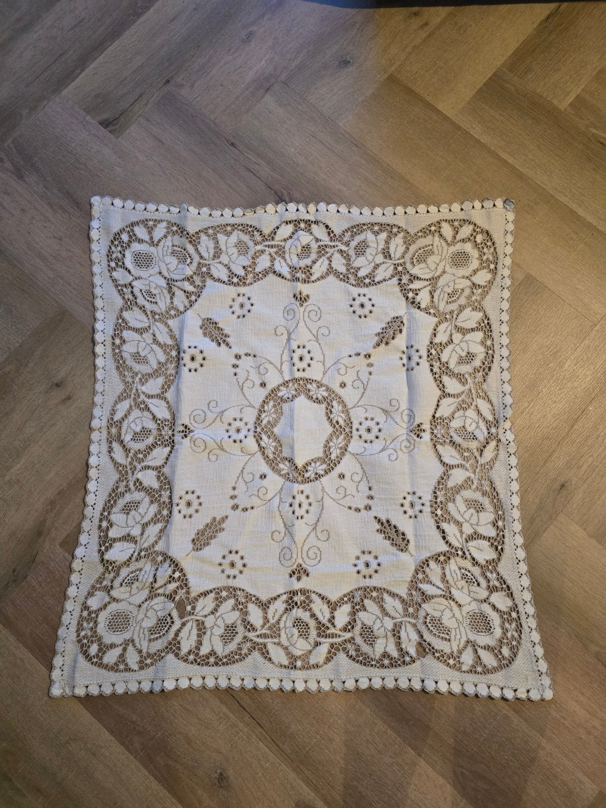 Vintage handgemaakt kantkleed / sierkleed – 79 x 84 cm, Ophalen of Verzenden, Gebruikt, Rechthoek