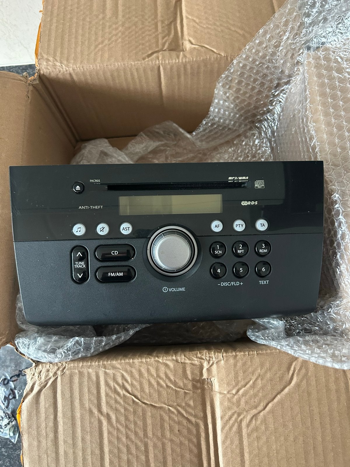 Originele Suzuki Swift radio met CD-speler en frame, Auto diversen, Autoradio's, Ophalen of Verzenden, Zo goed als nieuw