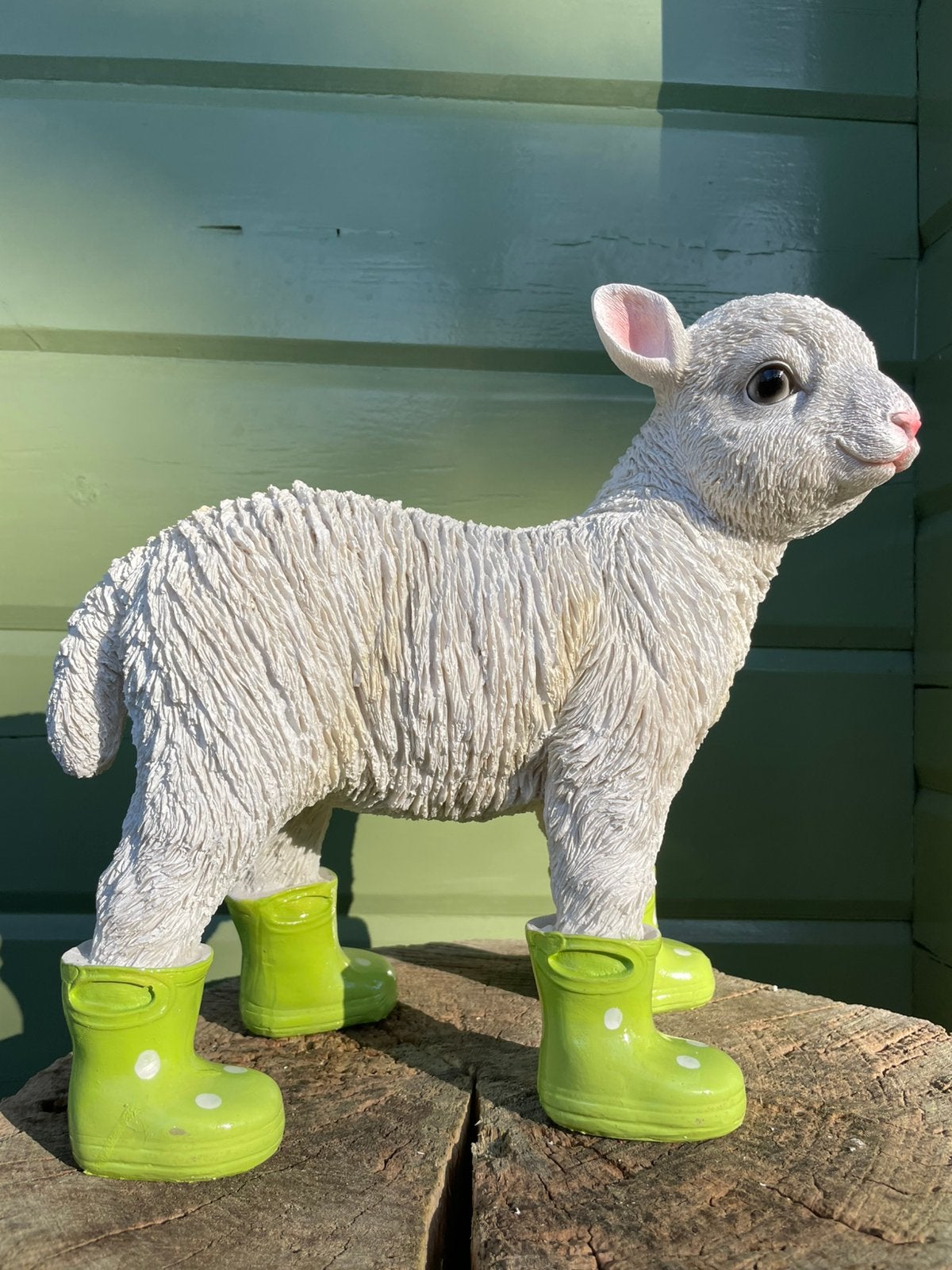 Lam schaap groene regenlaarsjes beeld tuin boerderij boer, Ophalen of Verzenden, Nieuw, Kunststof, Dierenbeeld